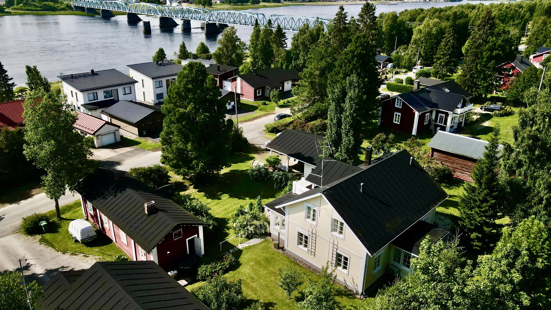 Viehättävä ympäristö ja vapaana virtaava Tornionjoki