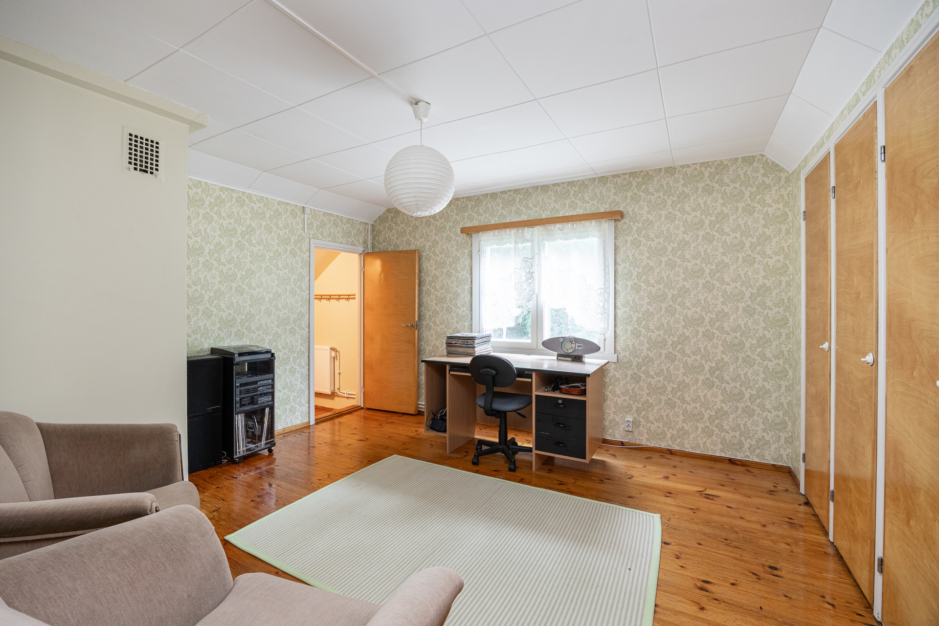 Yläkerran makuuhuone 2