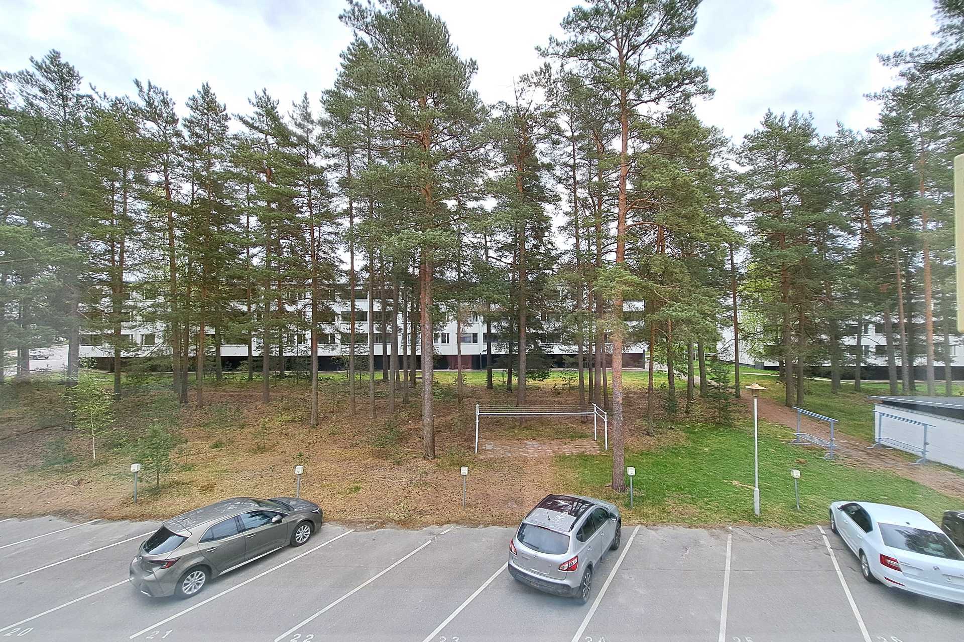 näkymät etupihan suuntaan keittiöstä