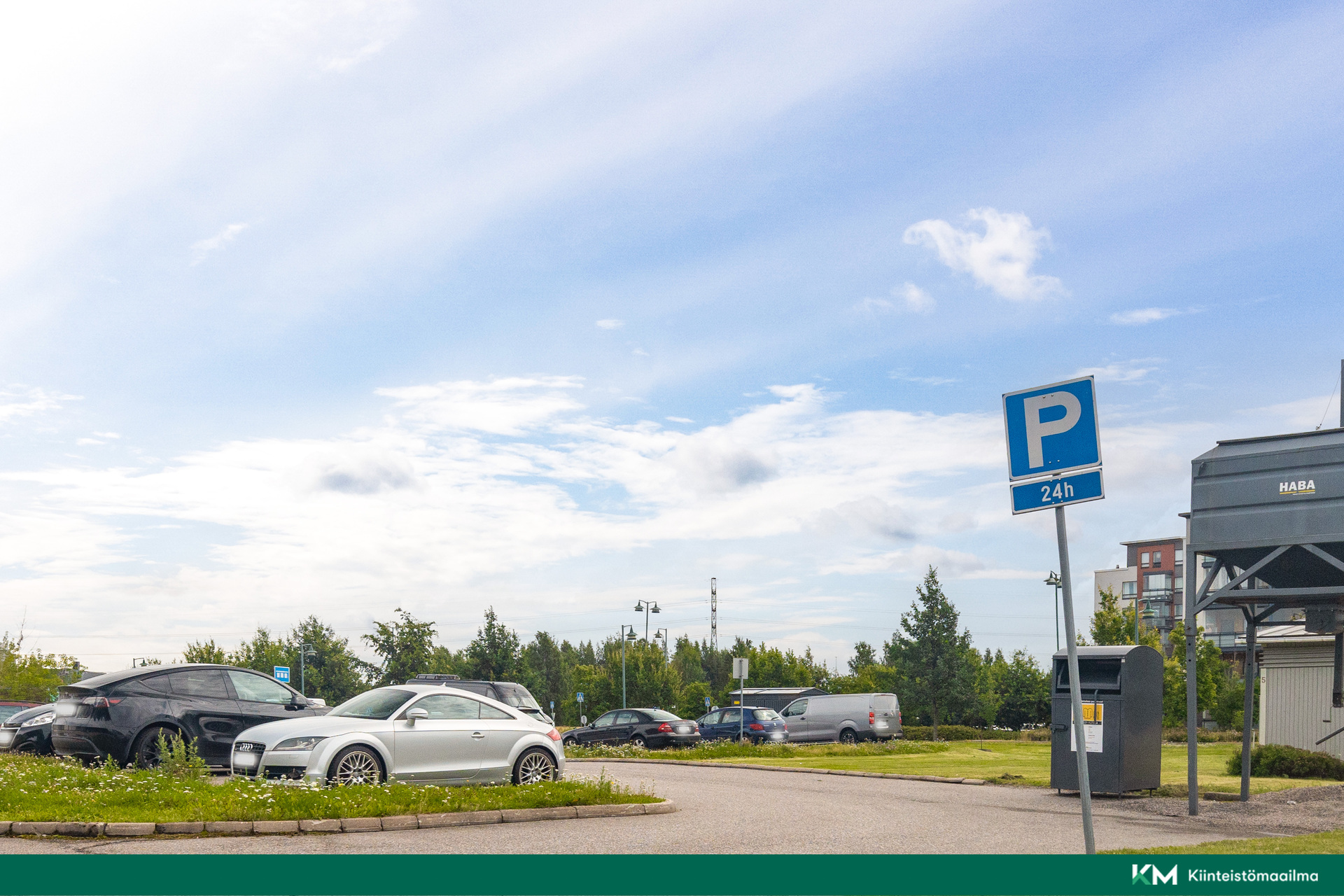 Yhtiön autopaikkojen lisäksi noin minuutin kävelymatkan päästä löytyy 24h parkkipaikka