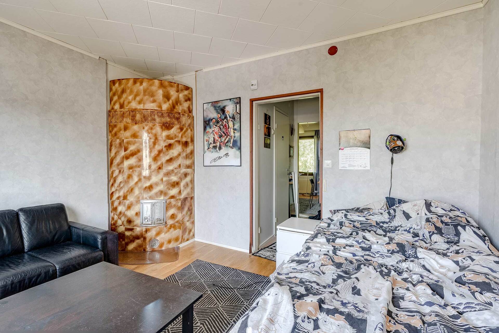 Asunnossa käyttökuntoinen kakluuni