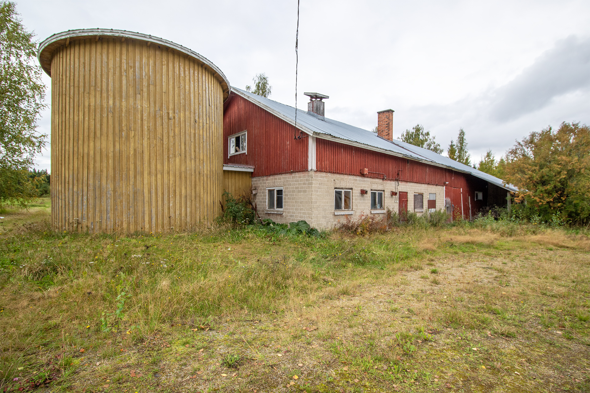talli, jossa on 8 paikkaa hevosille
