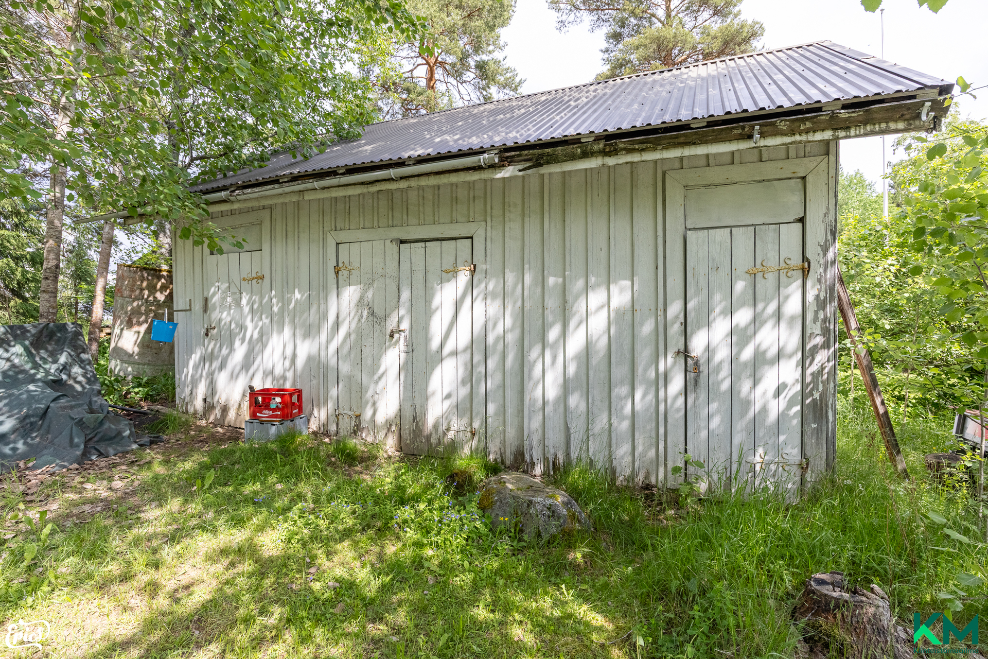 Talousrakennus, jossa varastotiloja ja huussi, toinen puoli rakennuksesta naapurin.