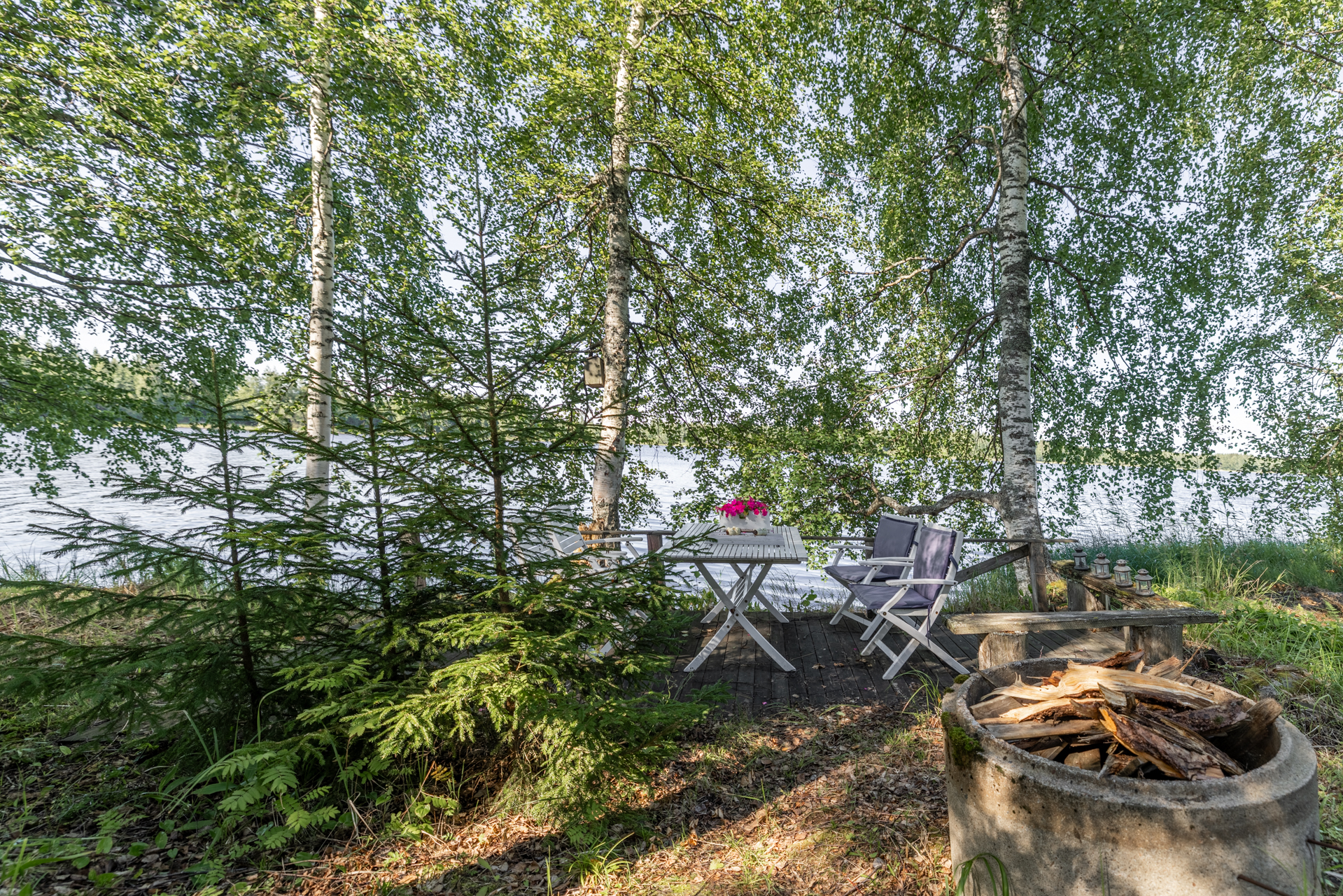 Kodan läheisyydessä terassi