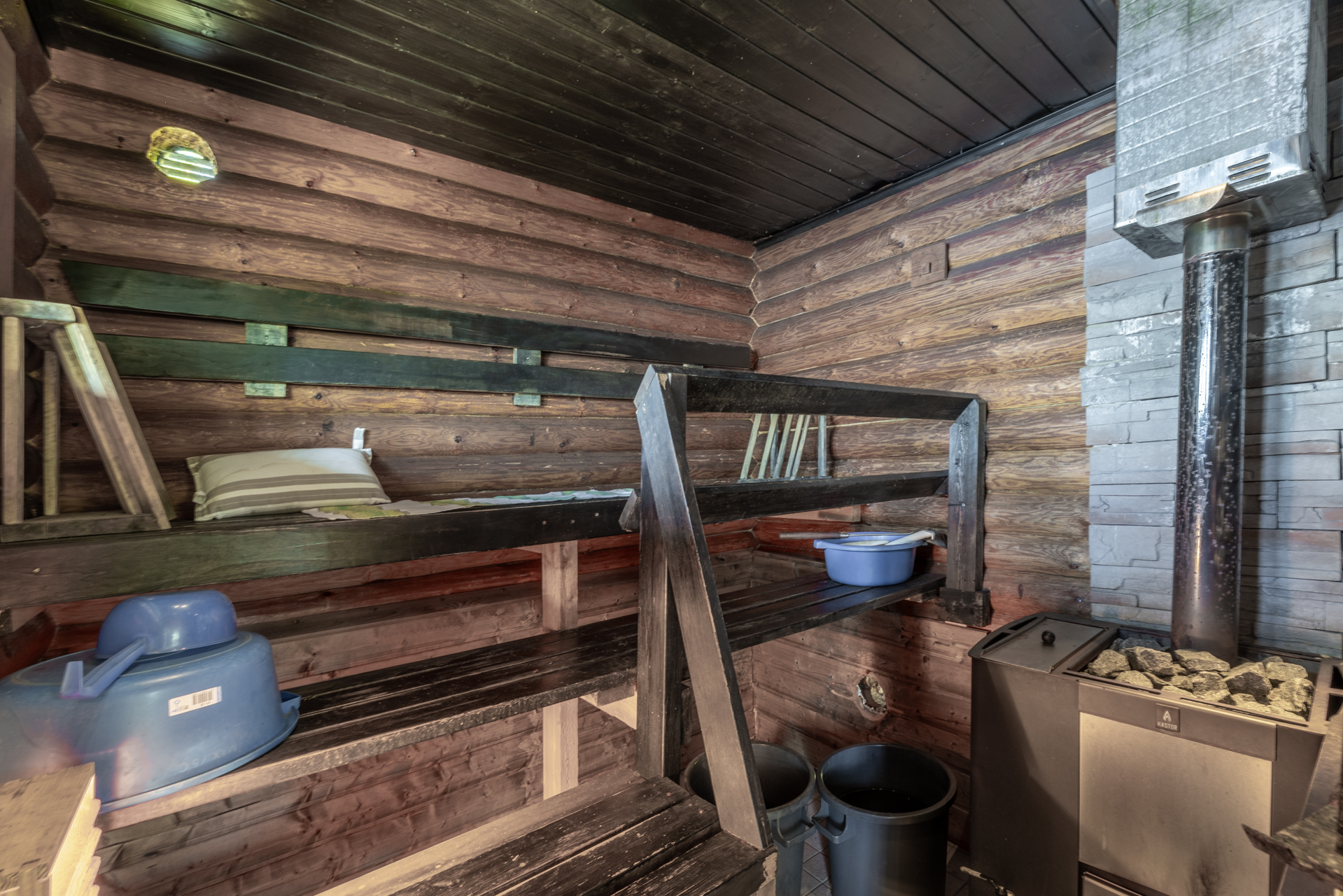 Puulämmitteinen sauna