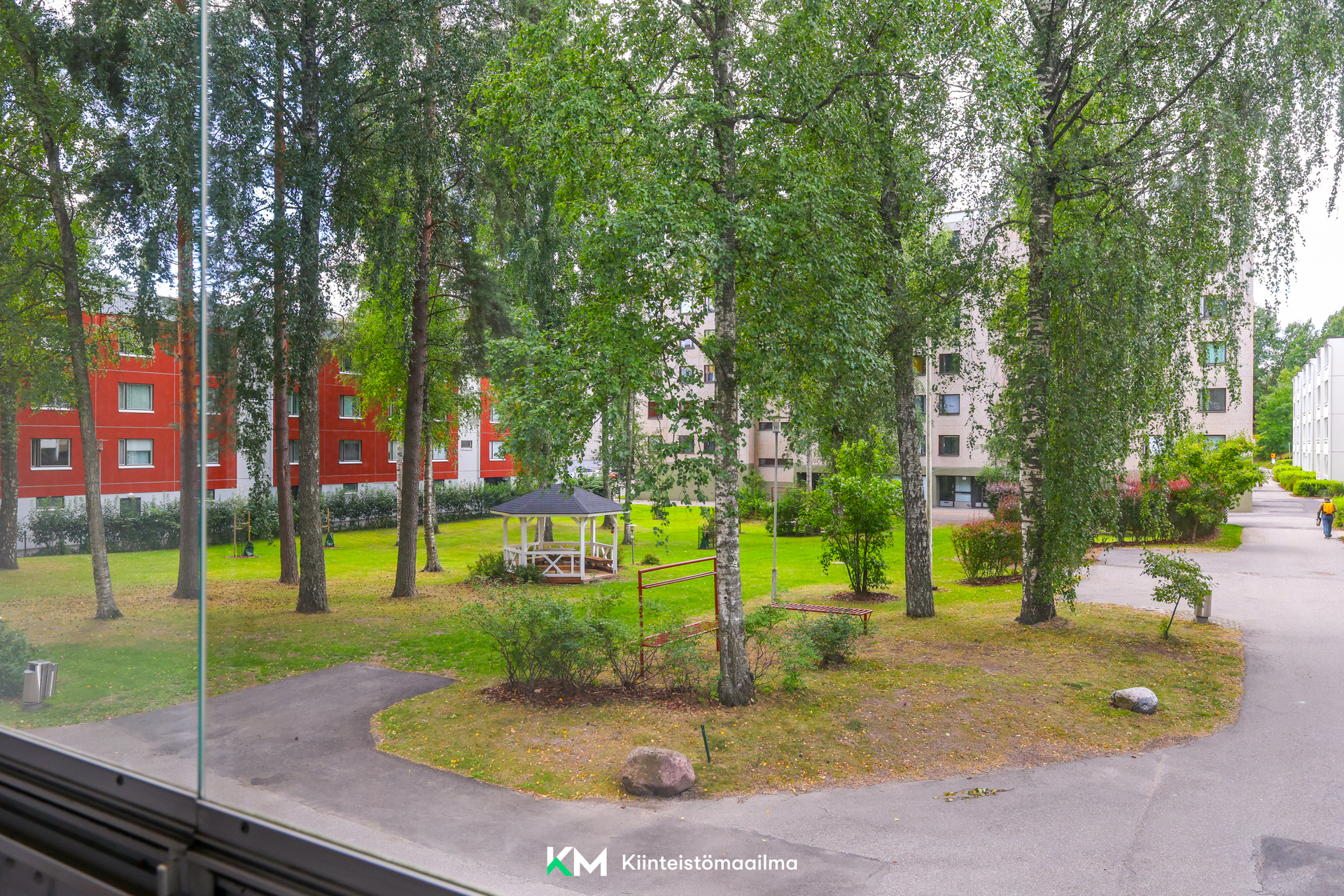 Parvekenäkymä taloyhtiön puistopihalle