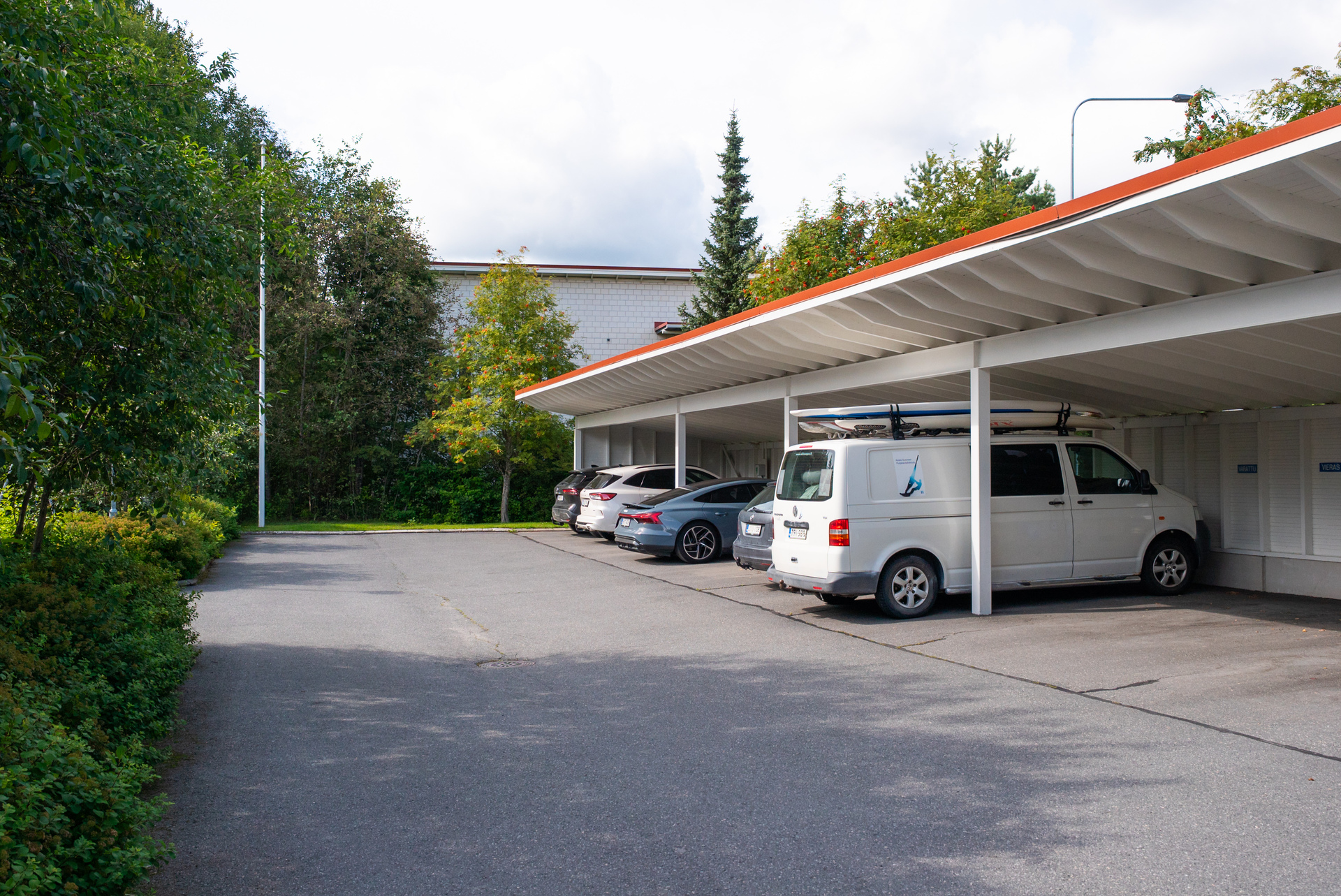 Huoneistolle kuuluu autokatospaikka
