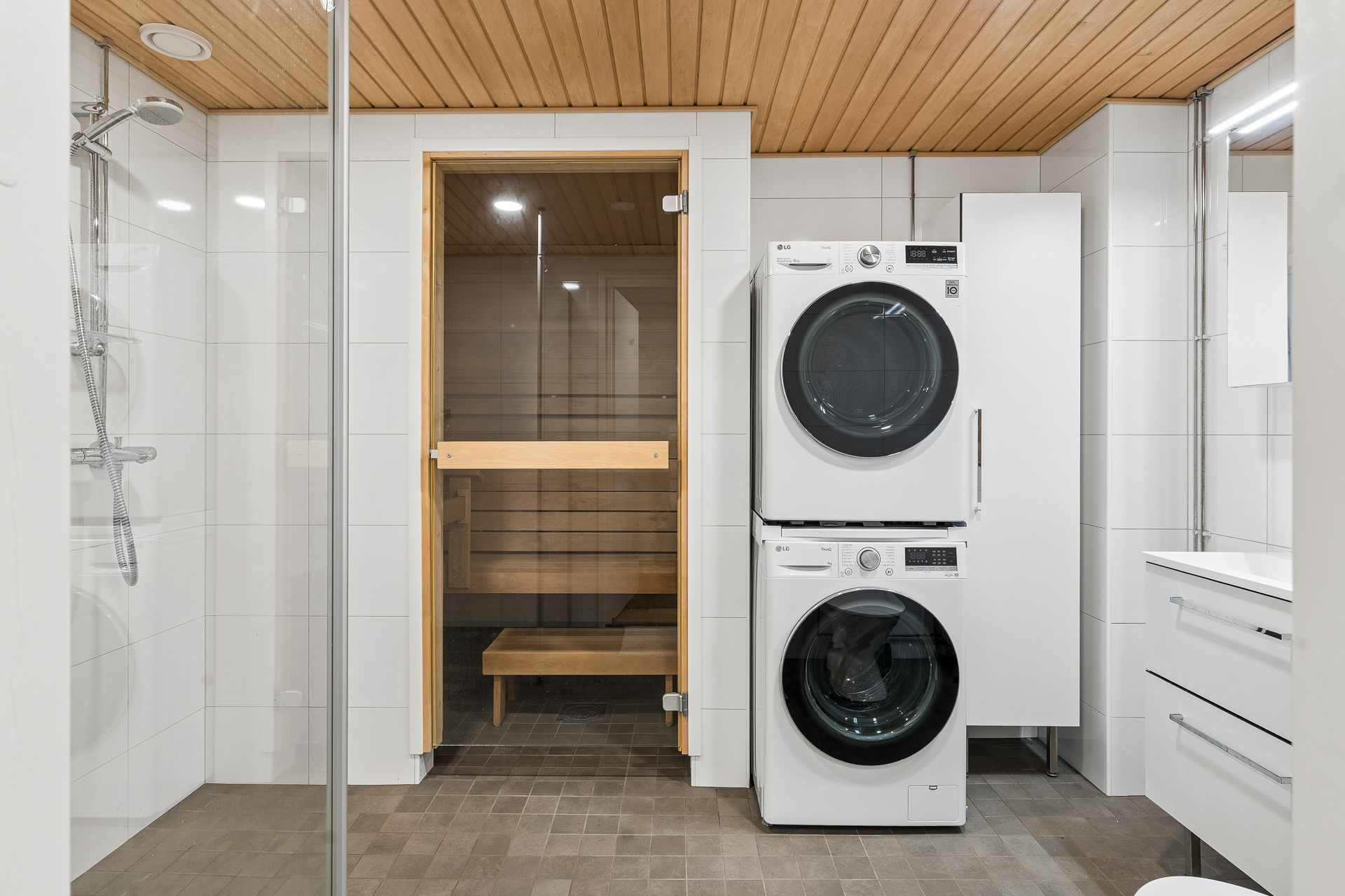 Kylpyhuone + Sauna