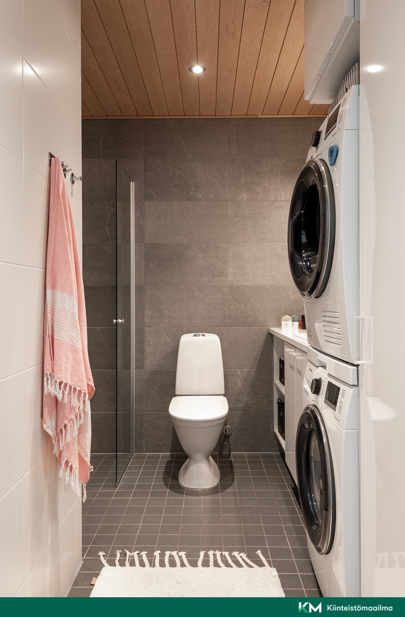 Kylpyhuoneen yhteydessä toinen wc