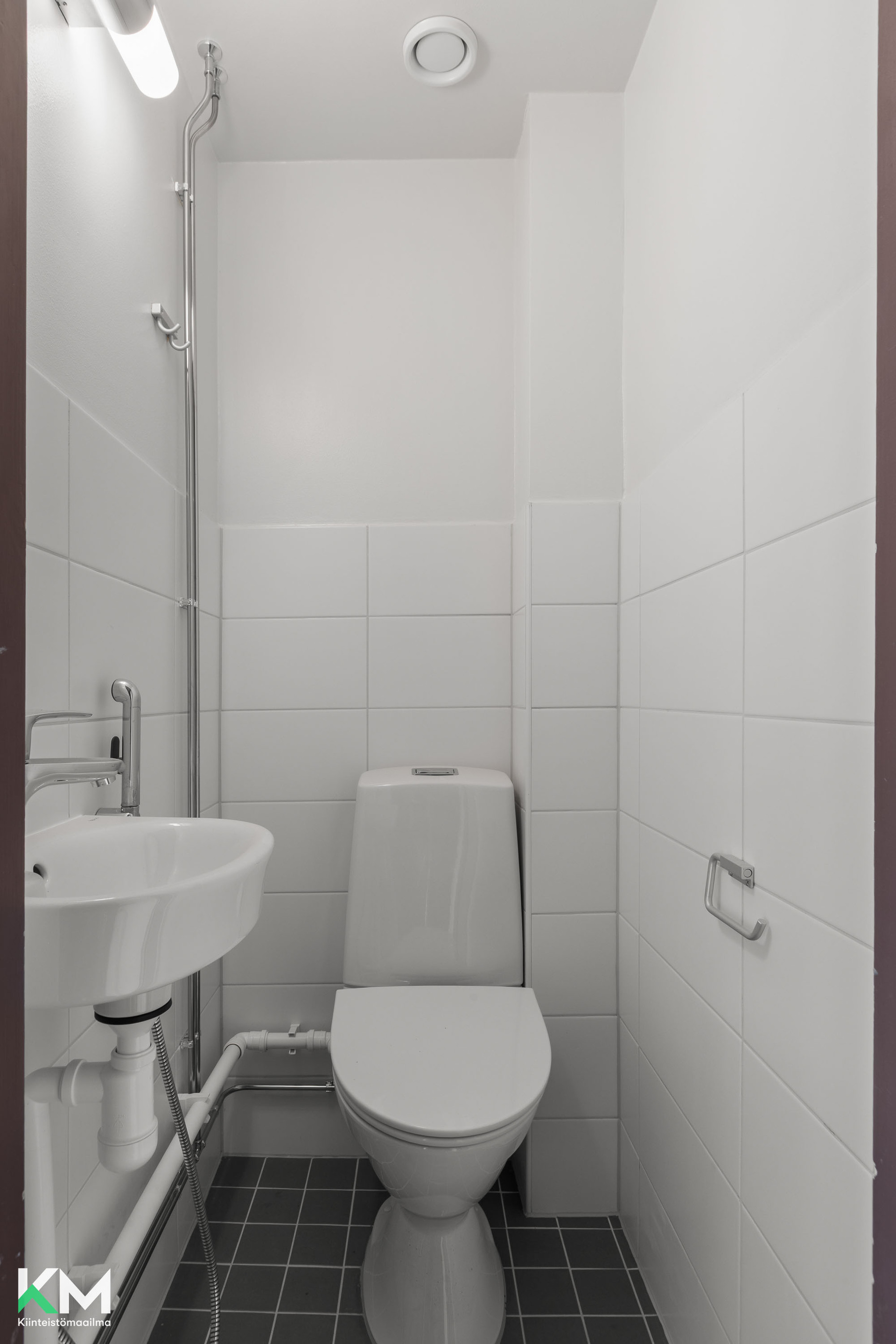 Omalla sisäänkäynnillä olevan huoneen wc