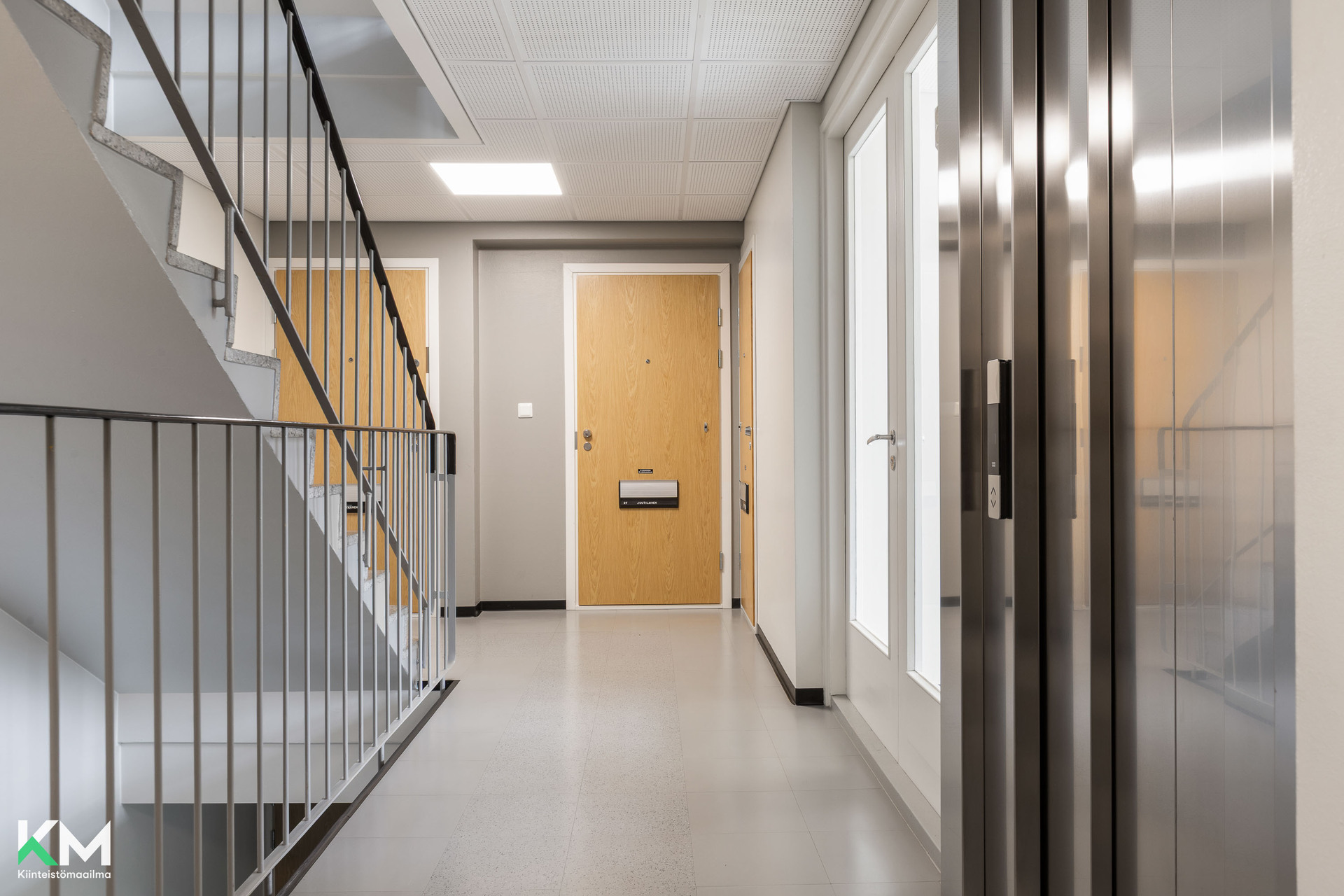 Sisäänkäyntioven oikealla puolella ovi erilliseen huoneeseen.