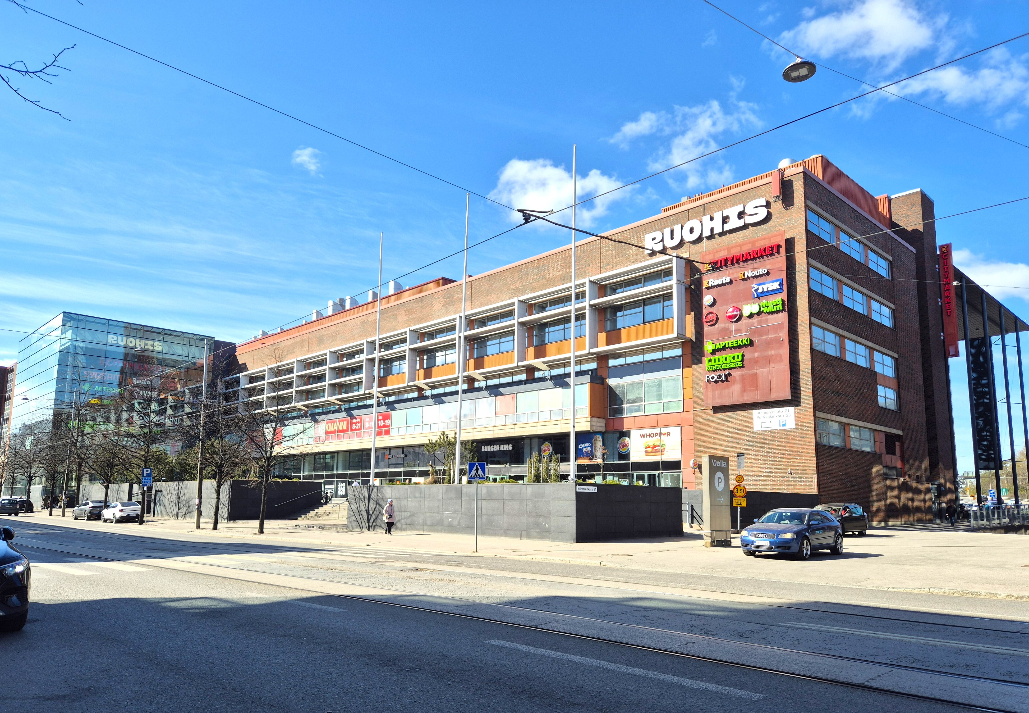 Kauppakeskus Ruohis tarjoaa palveluitansa reilun 300 metrin päässä!