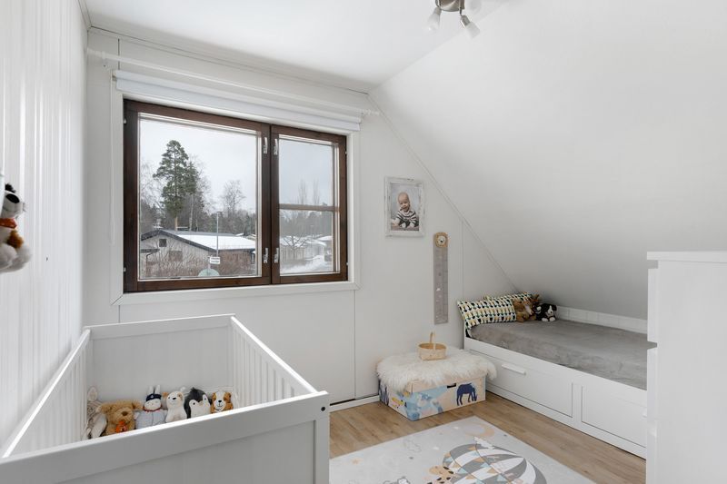yläkerran pienempi makuuhuone