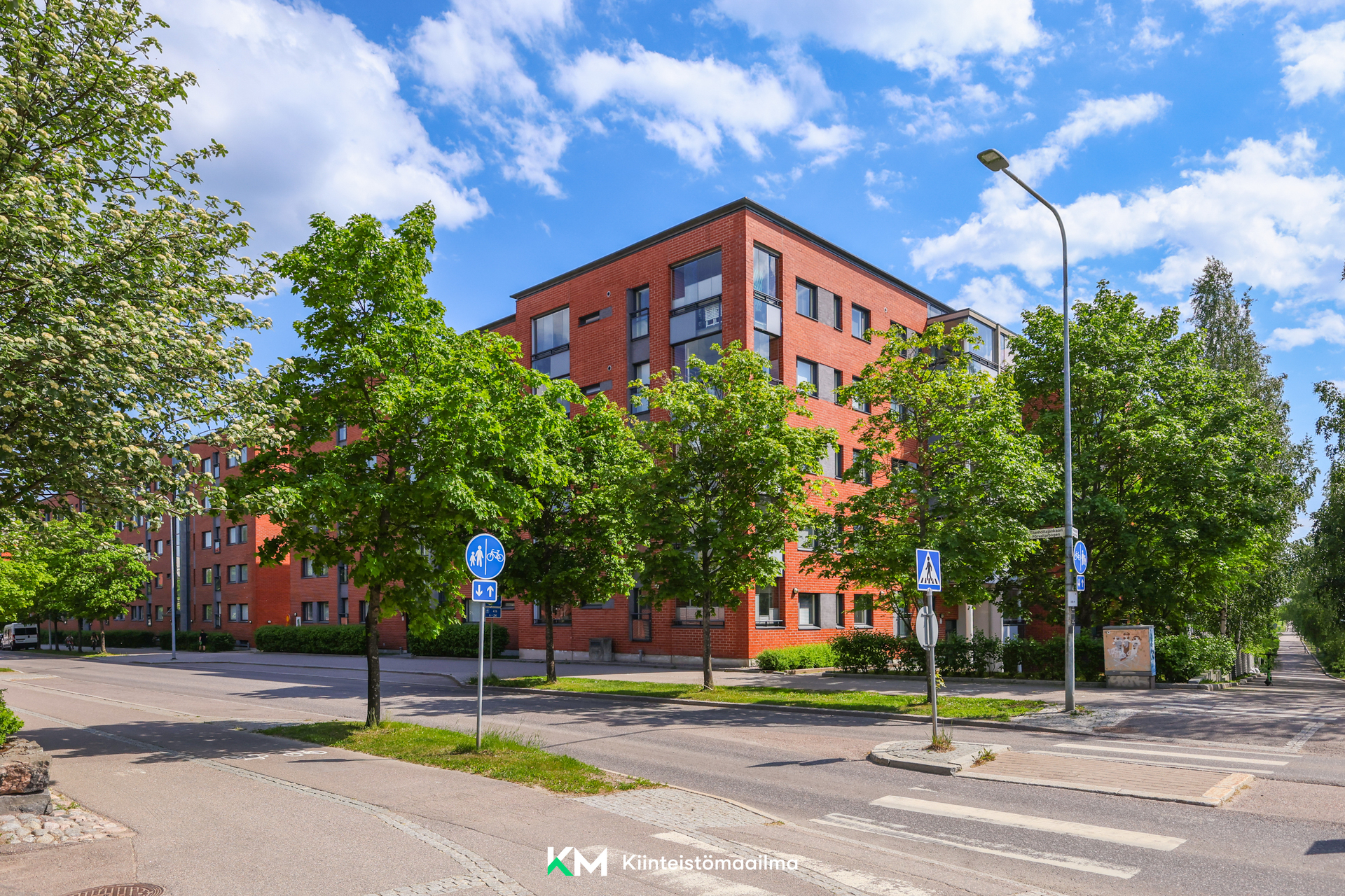 Julkisivu Tilanhoitajankaaren suunnalta