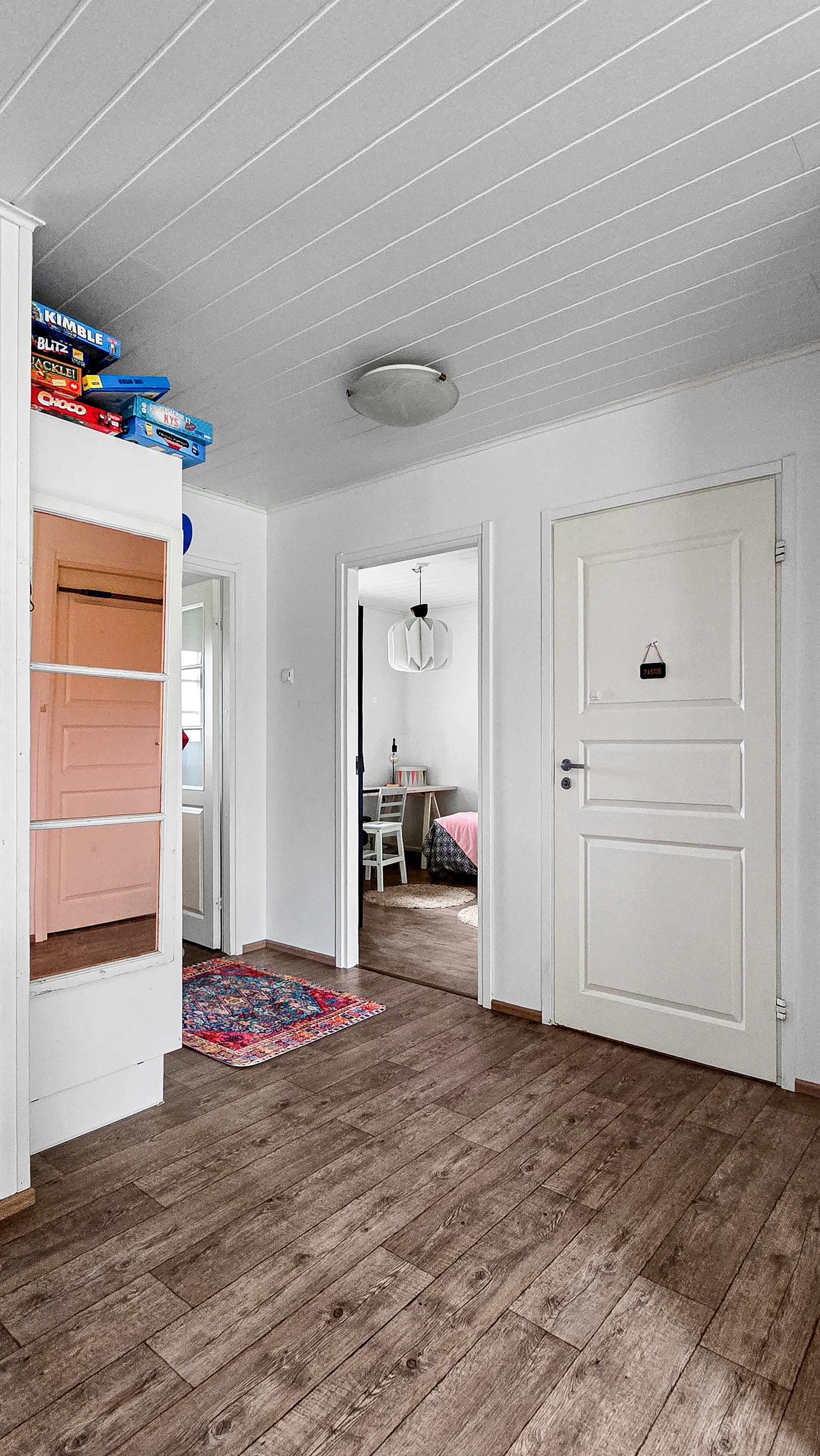 Näkymiä olohuoneesta makuuhuoneiden suuntaan