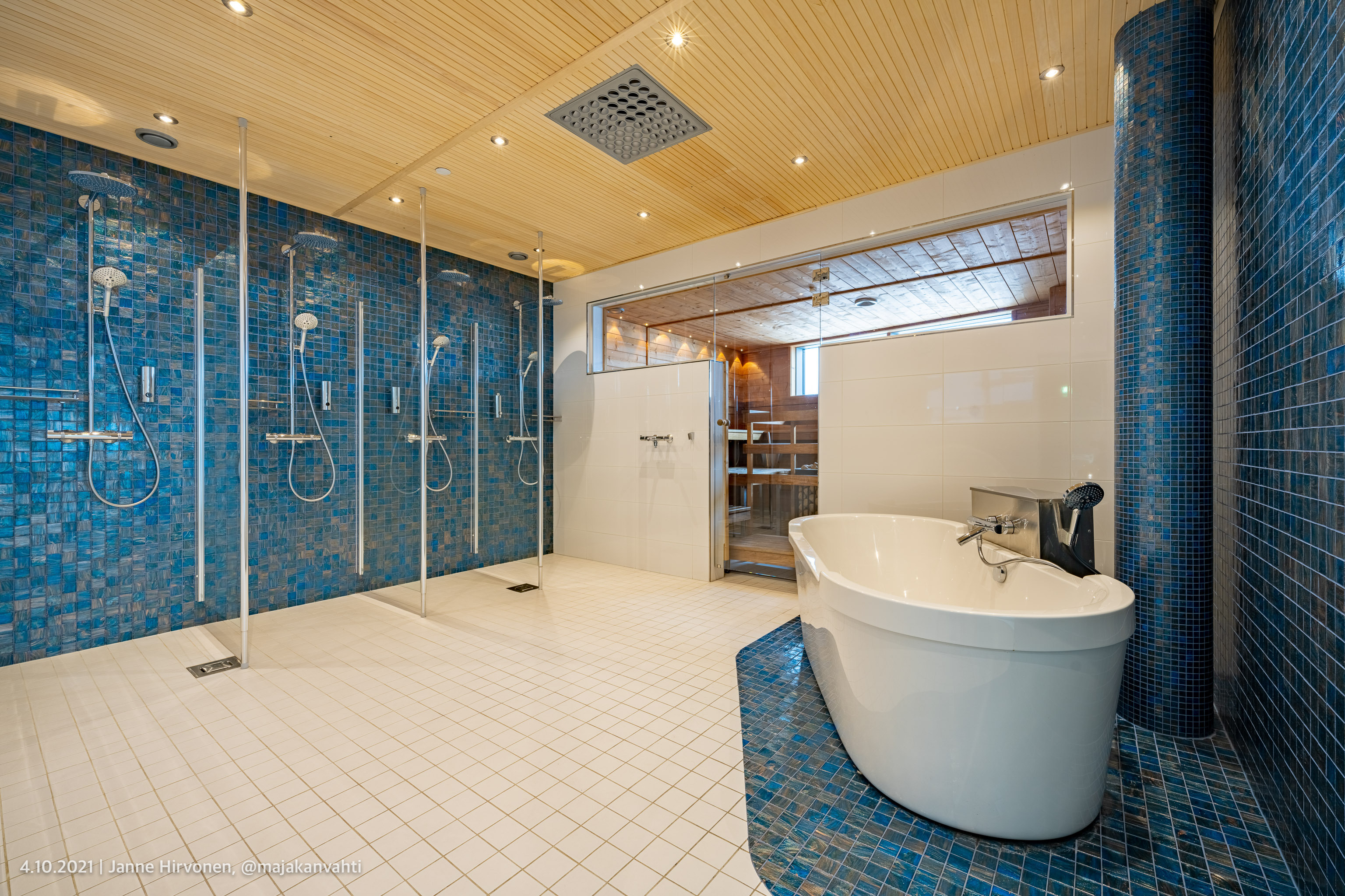 Taloyhtiön kylpyhuone.