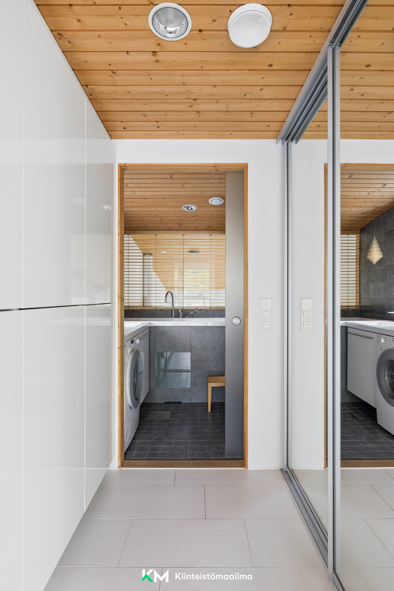 Päämakuuhuoneen walk-in-closet, josta kulku omaan kylpyhuoneeseen