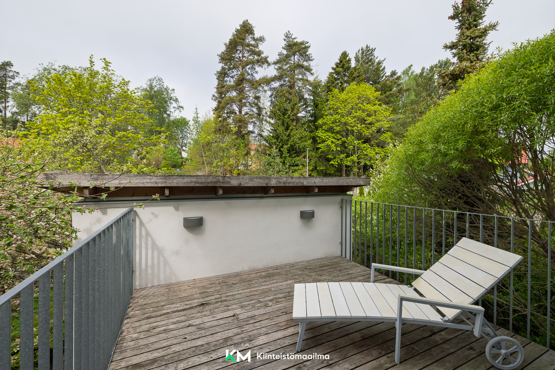 Päämakuuhuoneen terassiparveke