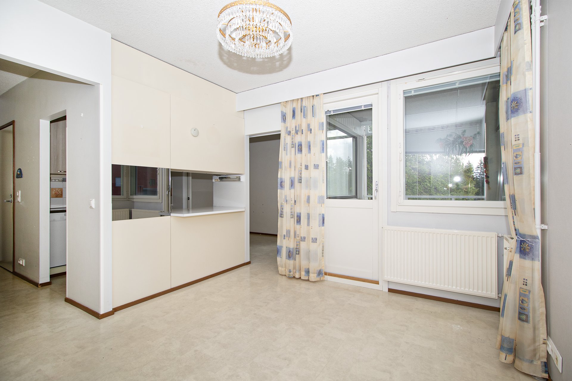 olohuone/keittokomeron tarjoiluväli