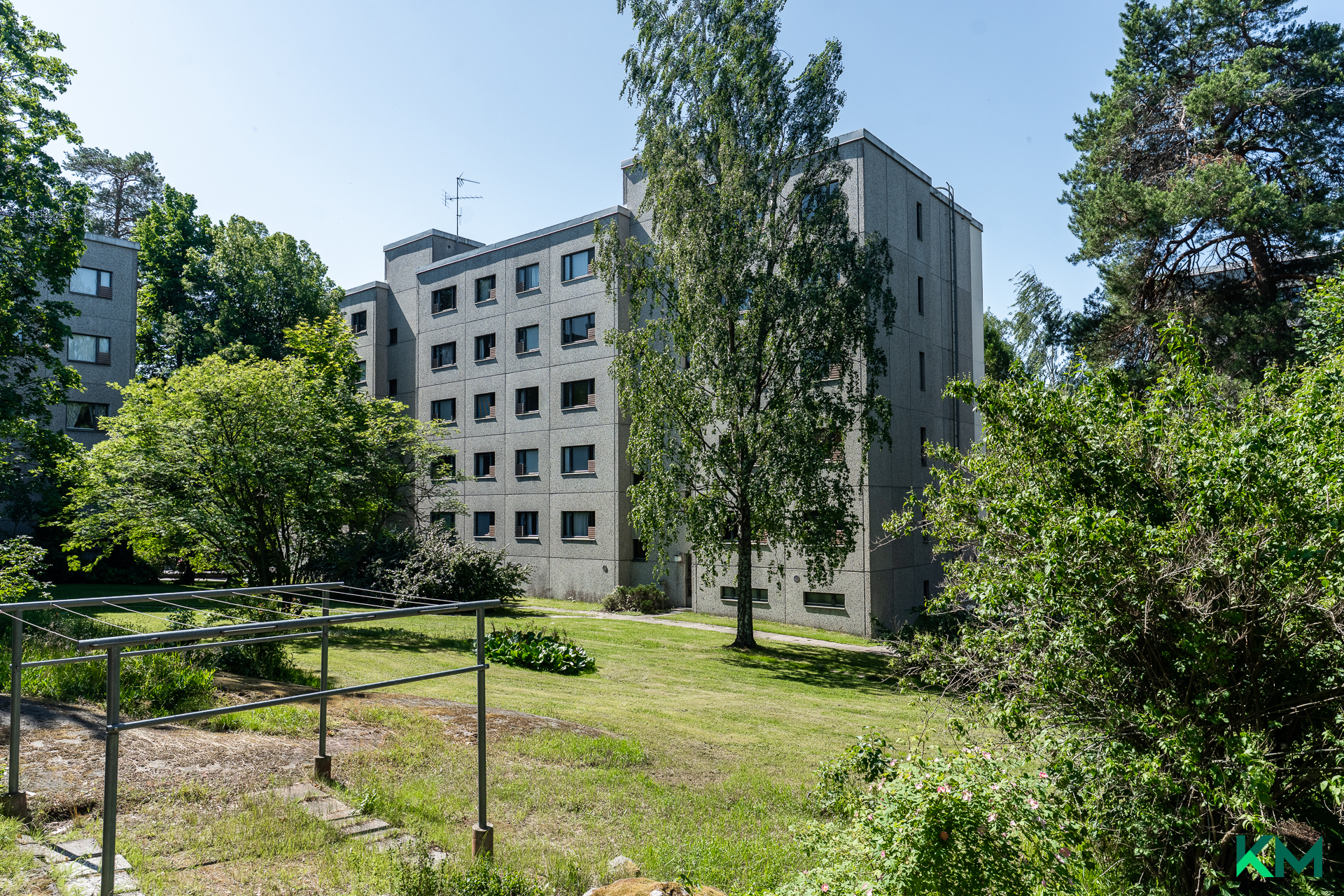 Julkisivu talon takaa