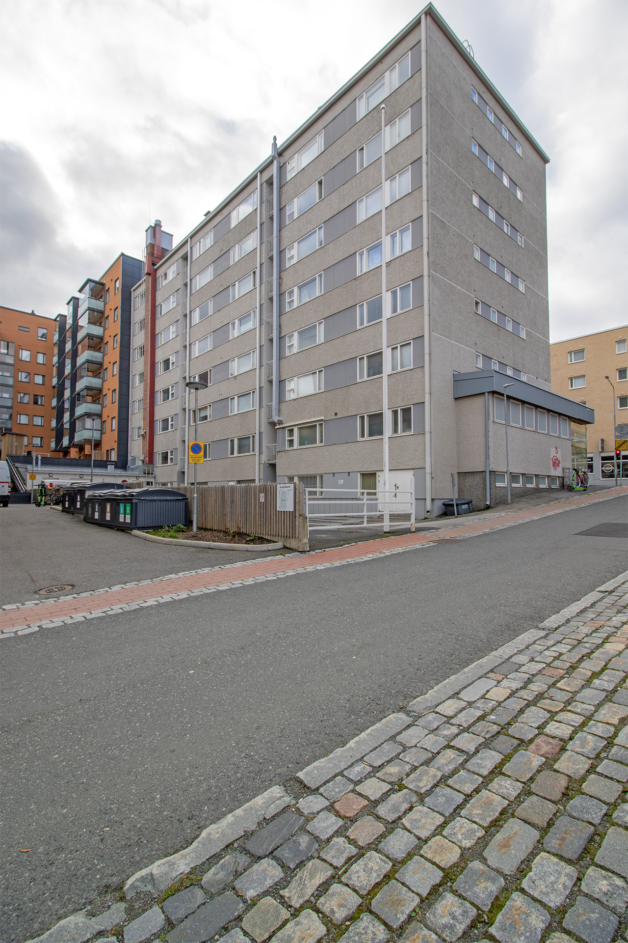 Loistav sijainti ydinkeskustassa matkailukeskuksen vieressä.