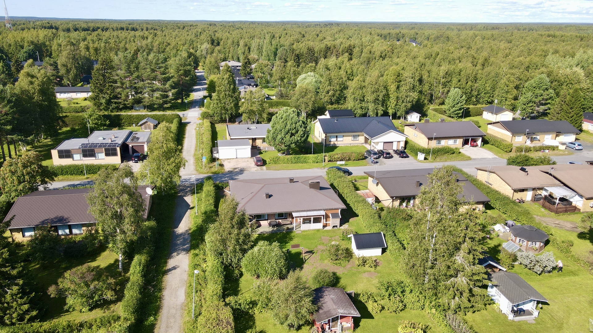Vehreä ympäristö ja suojaisa takapiha