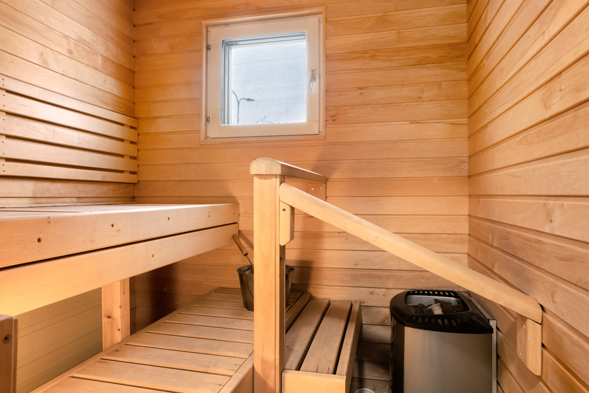Ikkunallinen sauna on tilava.