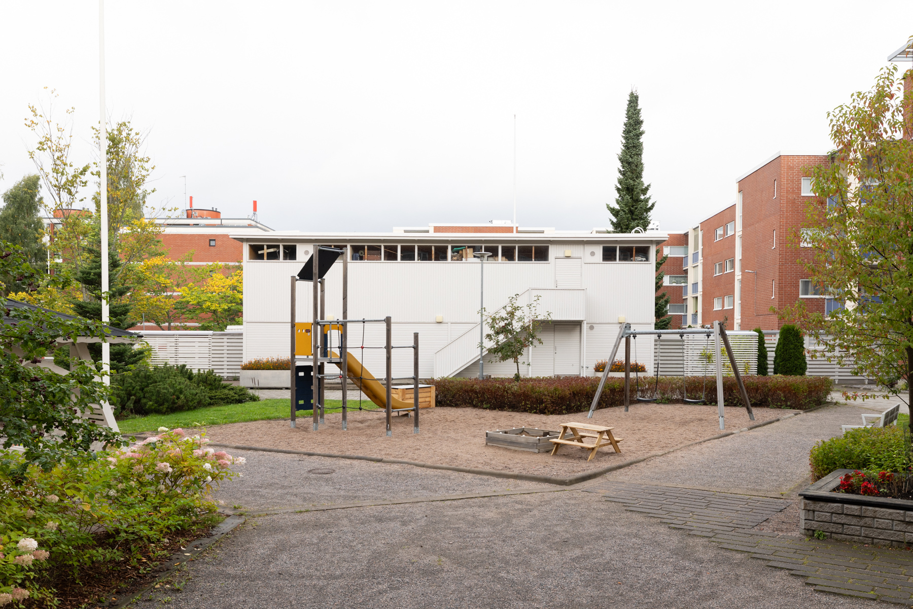 Taloyhtiön pihaa
