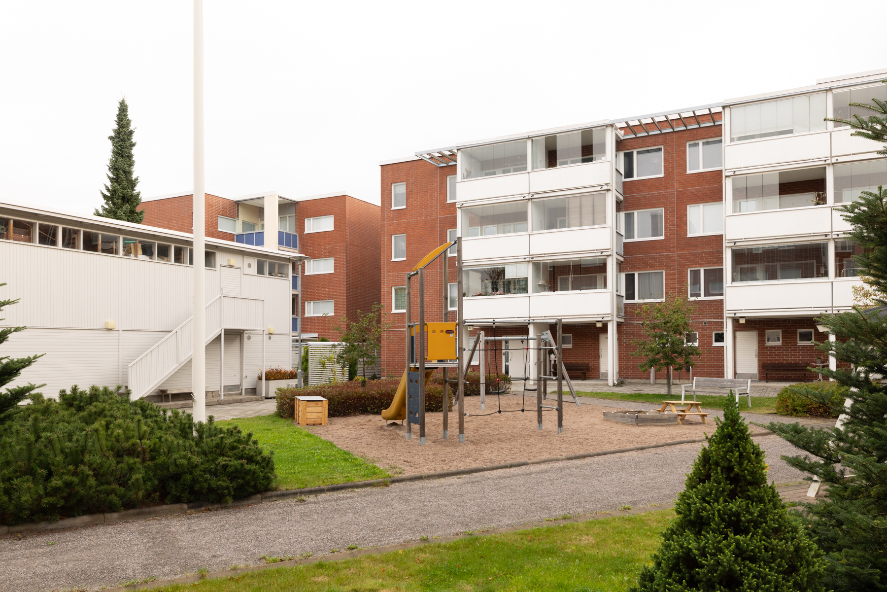 Taloyhtiön pihaa
