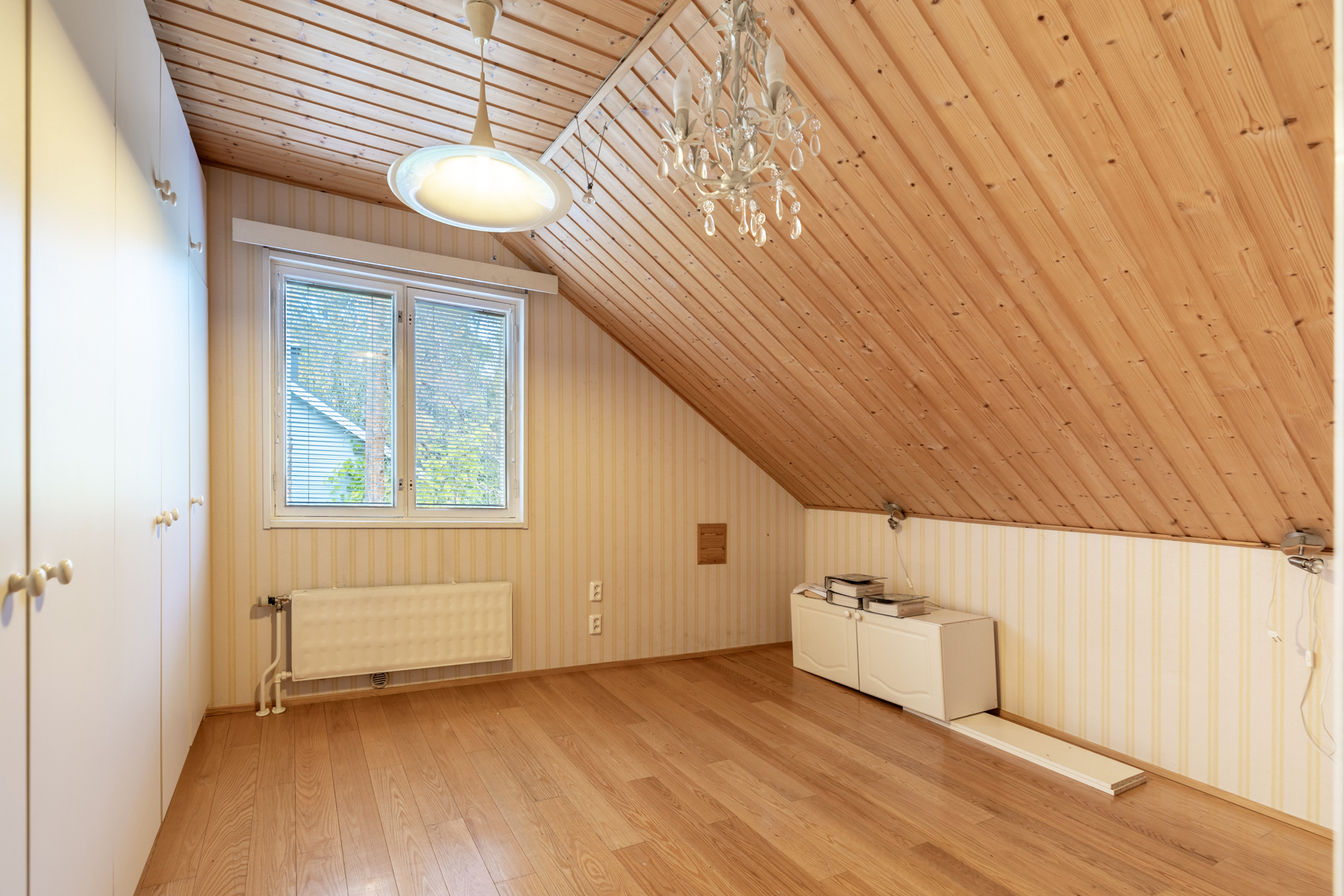 Yläkerran makuuhuone 1