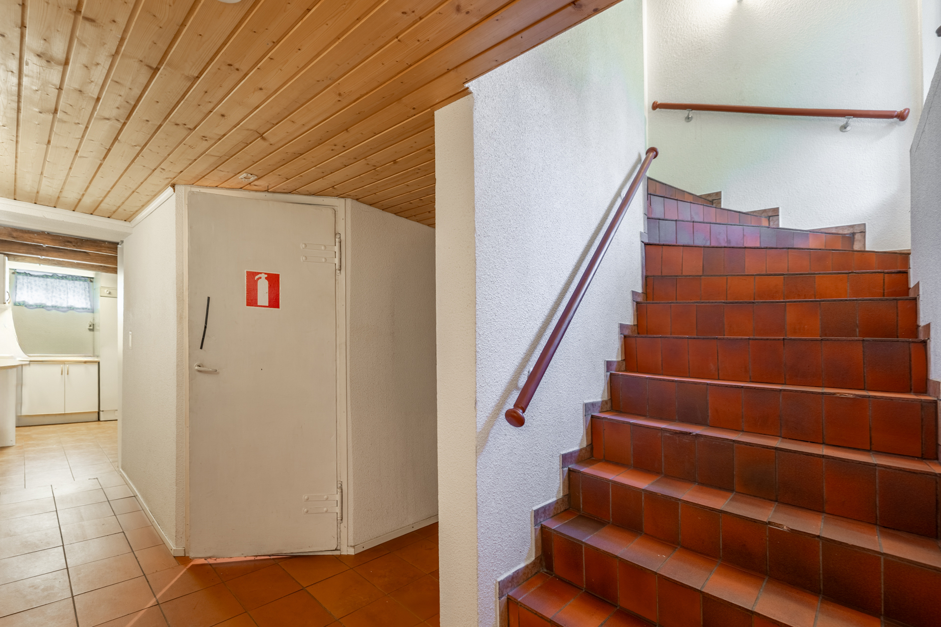 Rappuset kellariin, oven takana pannuhuone