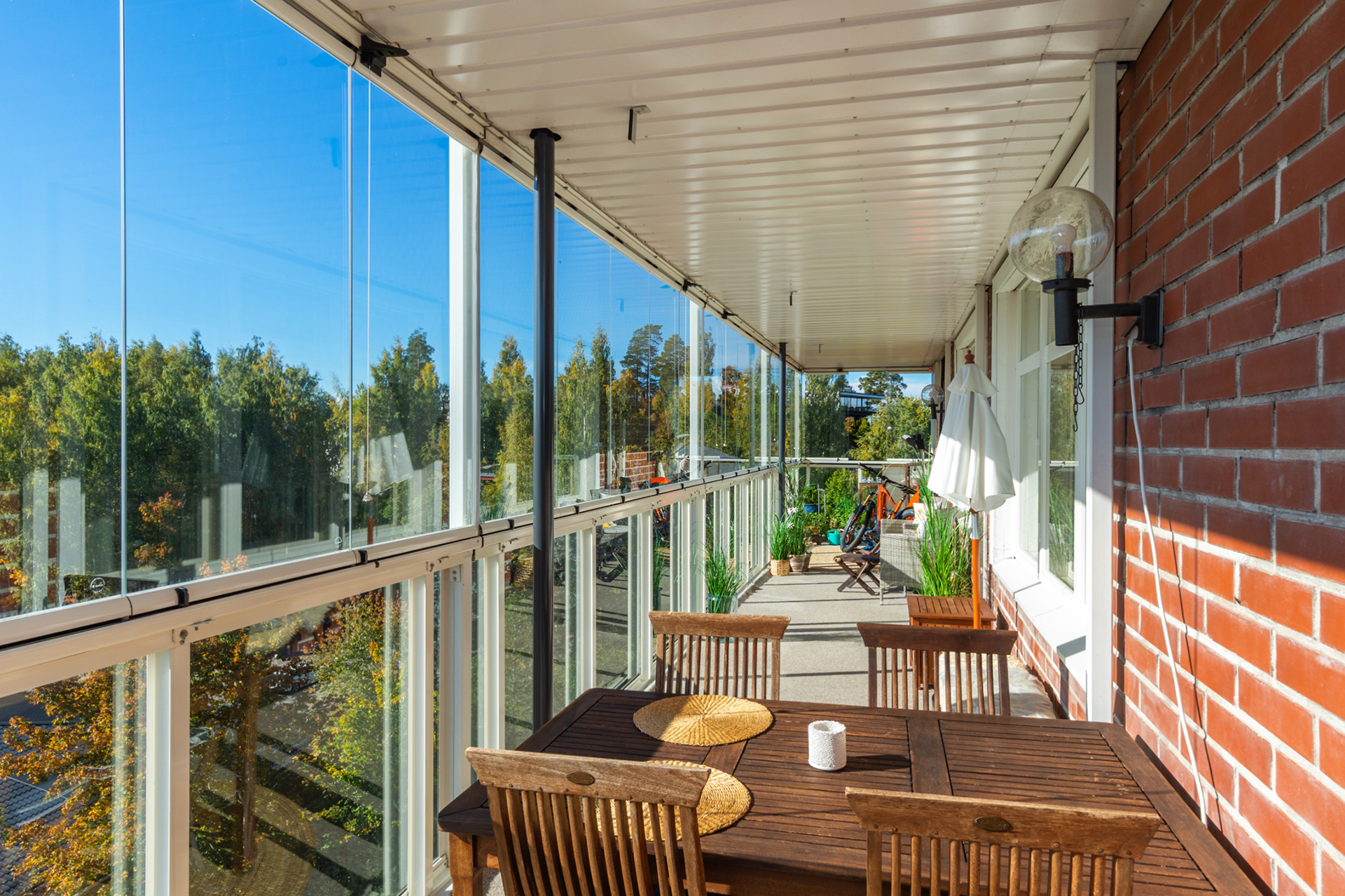 Lasitettu parveke etelän suuntaan.