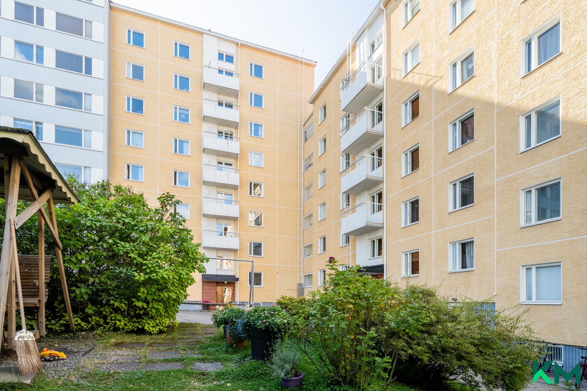 Vehreä ja viihtyisä sisäpiha