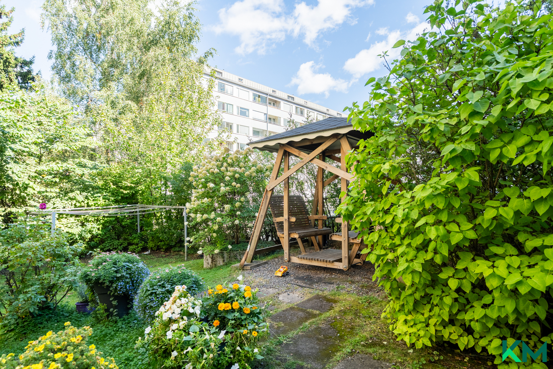 Viihtyisän sisäpihan keinu