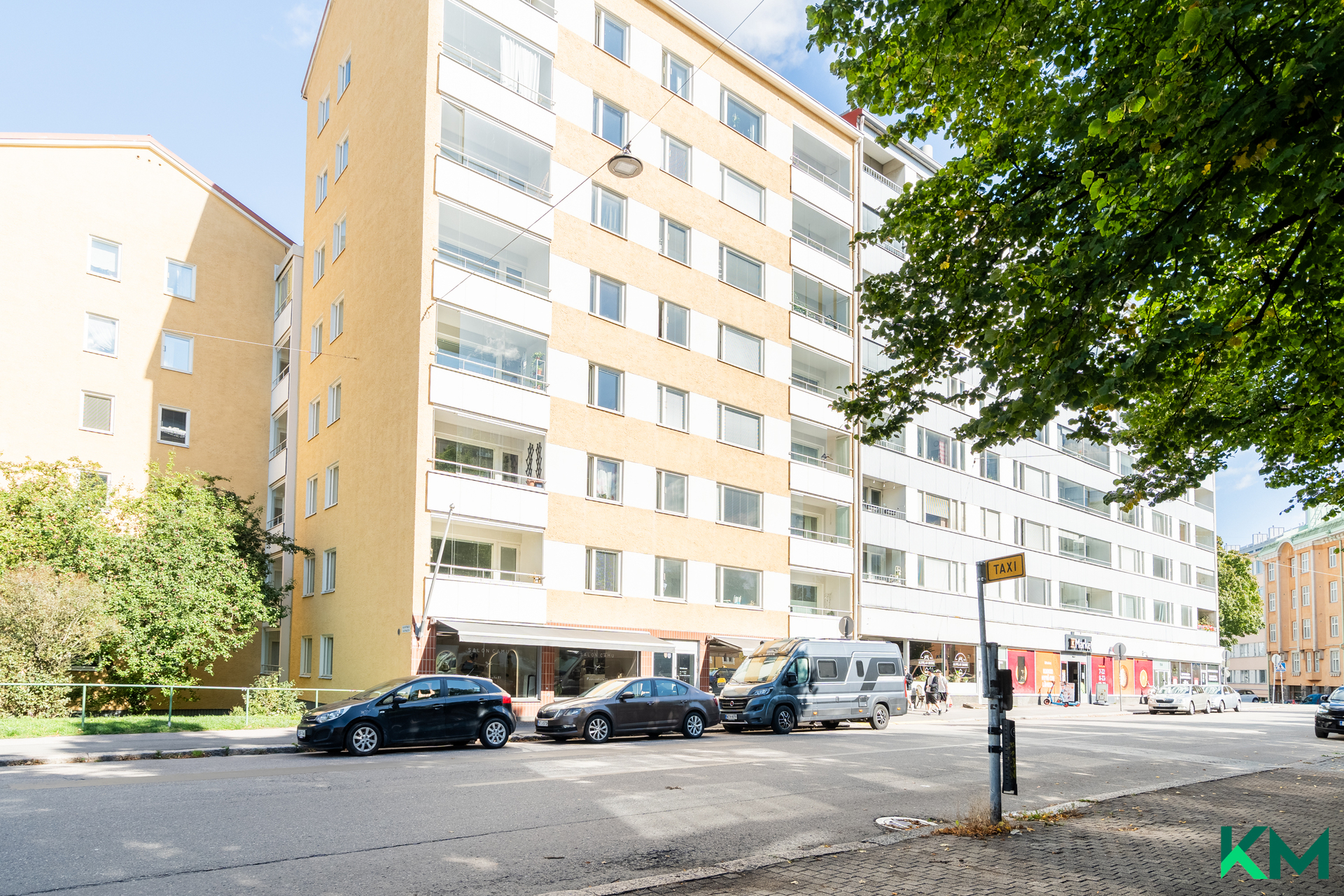 Talon julkisivu Kajaaninkadun ja Porvoonkadun kulmauksessa
