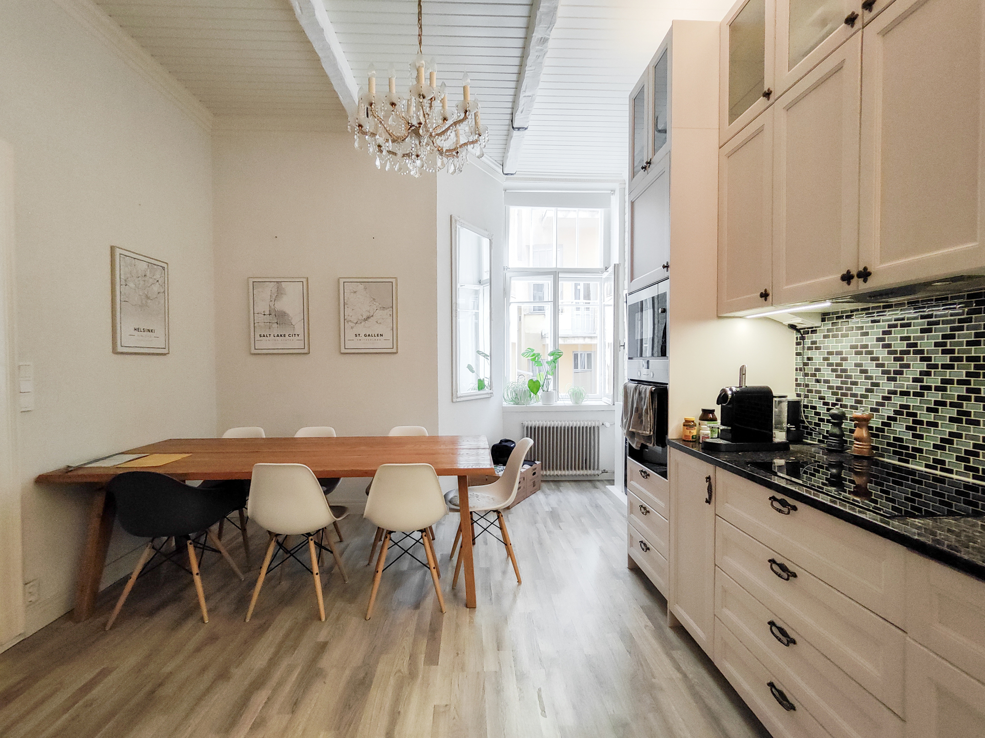 Kaapistojen jälkeen ikkunan edessä koristetakka sekä seinäTV