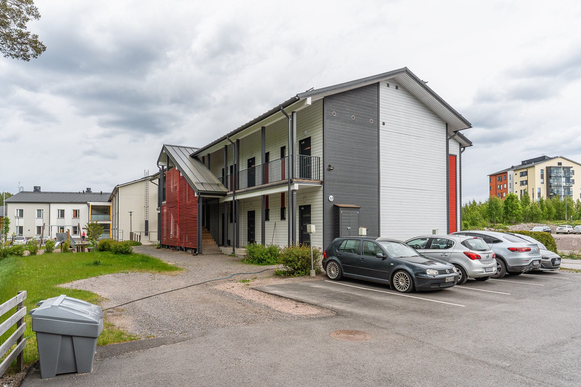 Näkymä parkkipaikalta B-talon suuntaan