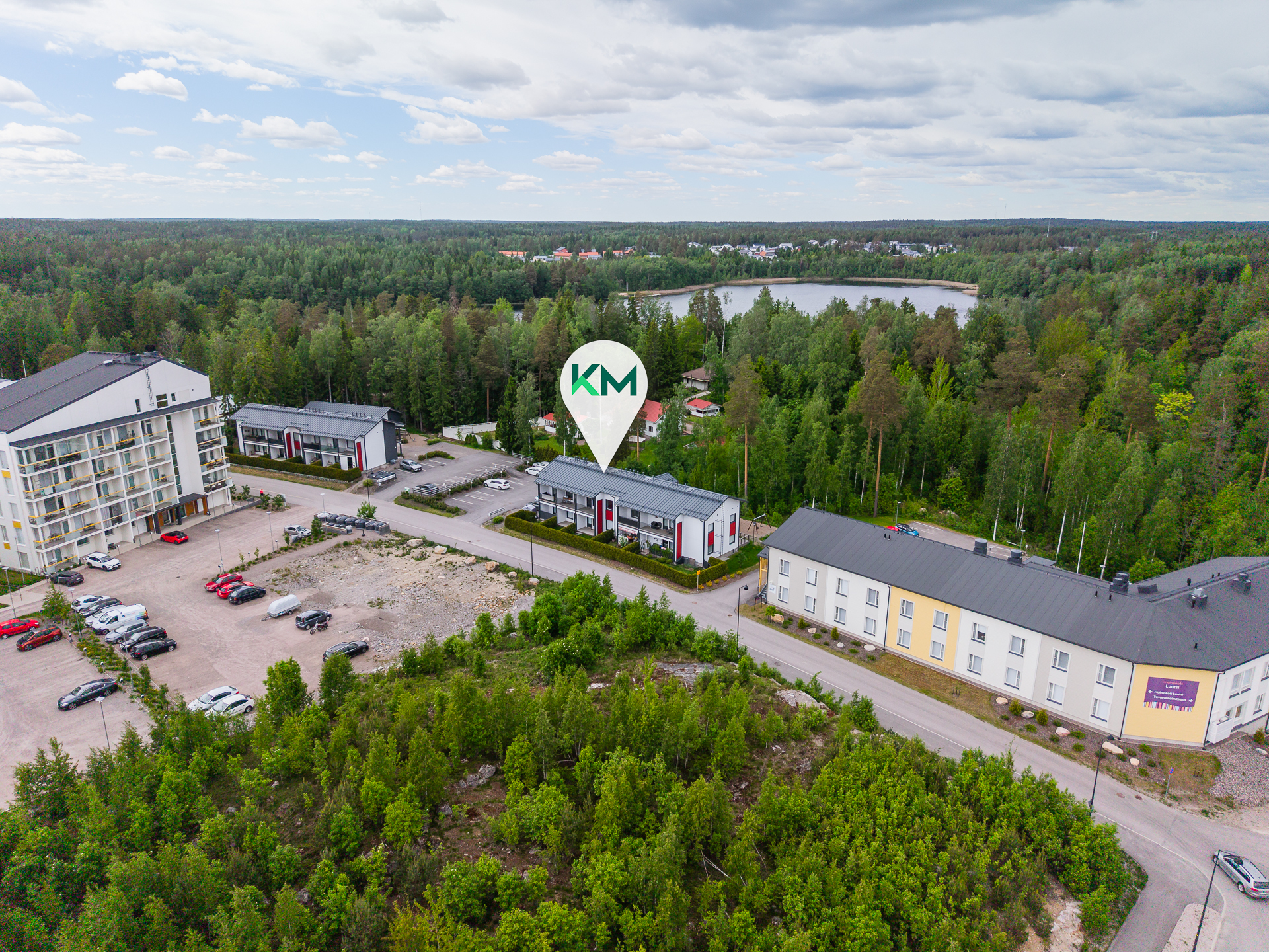 Ilmakuva luoteeseen, taustalla Taasjärvi
