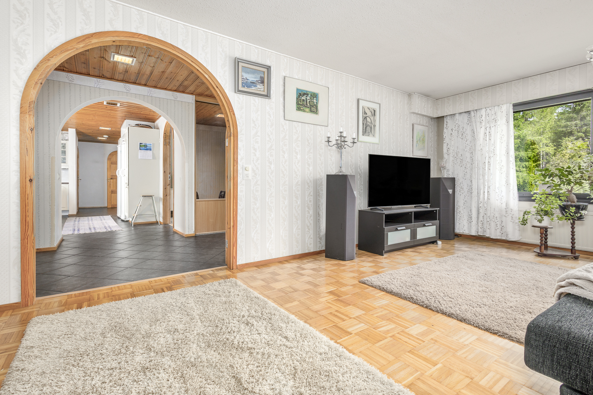 olohuoneessa kaariovi