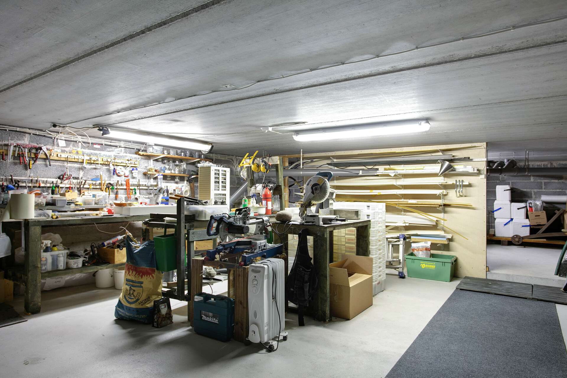 Kellarissa yhteensä n. 120 m2 tilaa (korkeus n. 195cm)