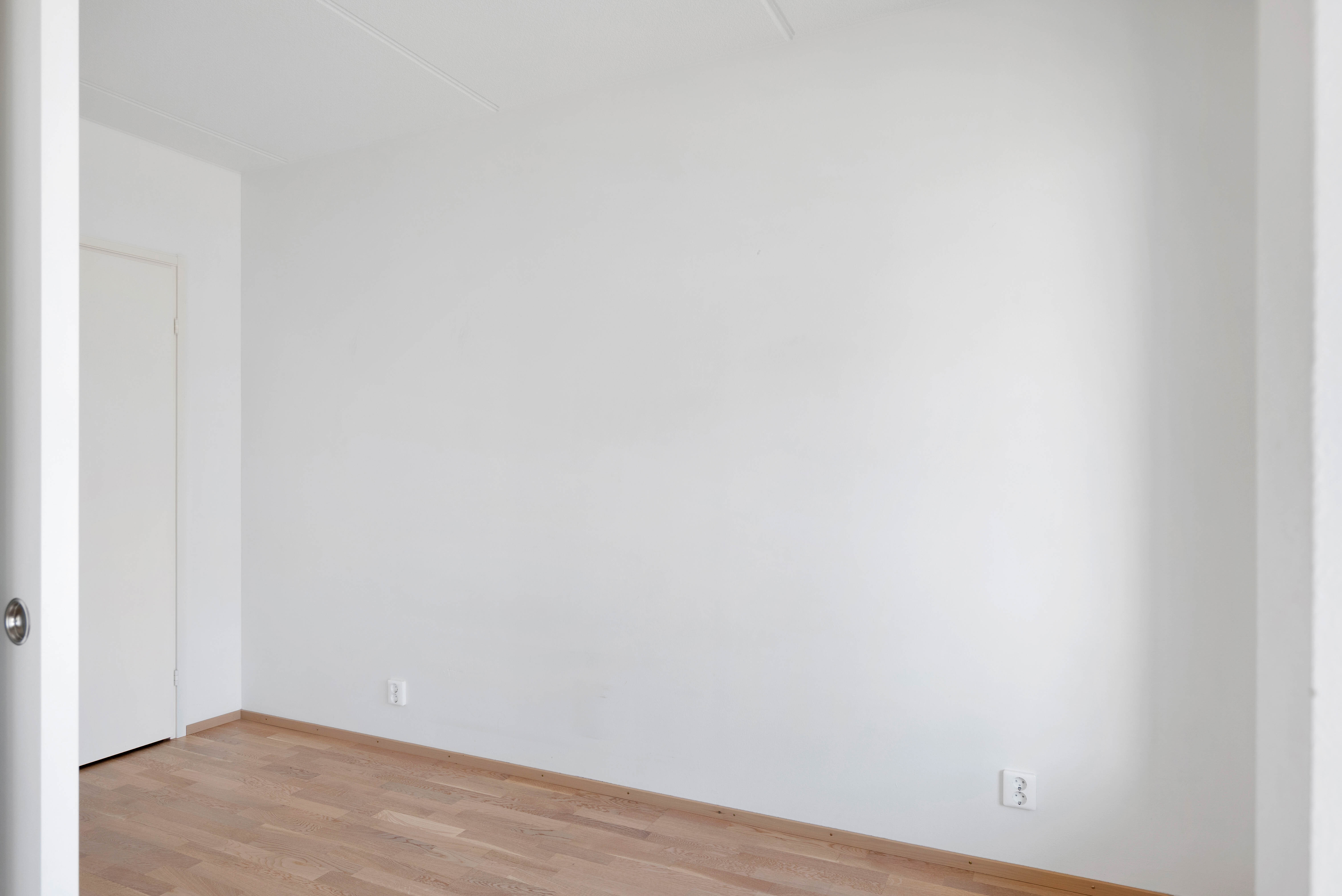 Makuuhuoneesta pääsy tilavaan ´vaatehuoneeseen.