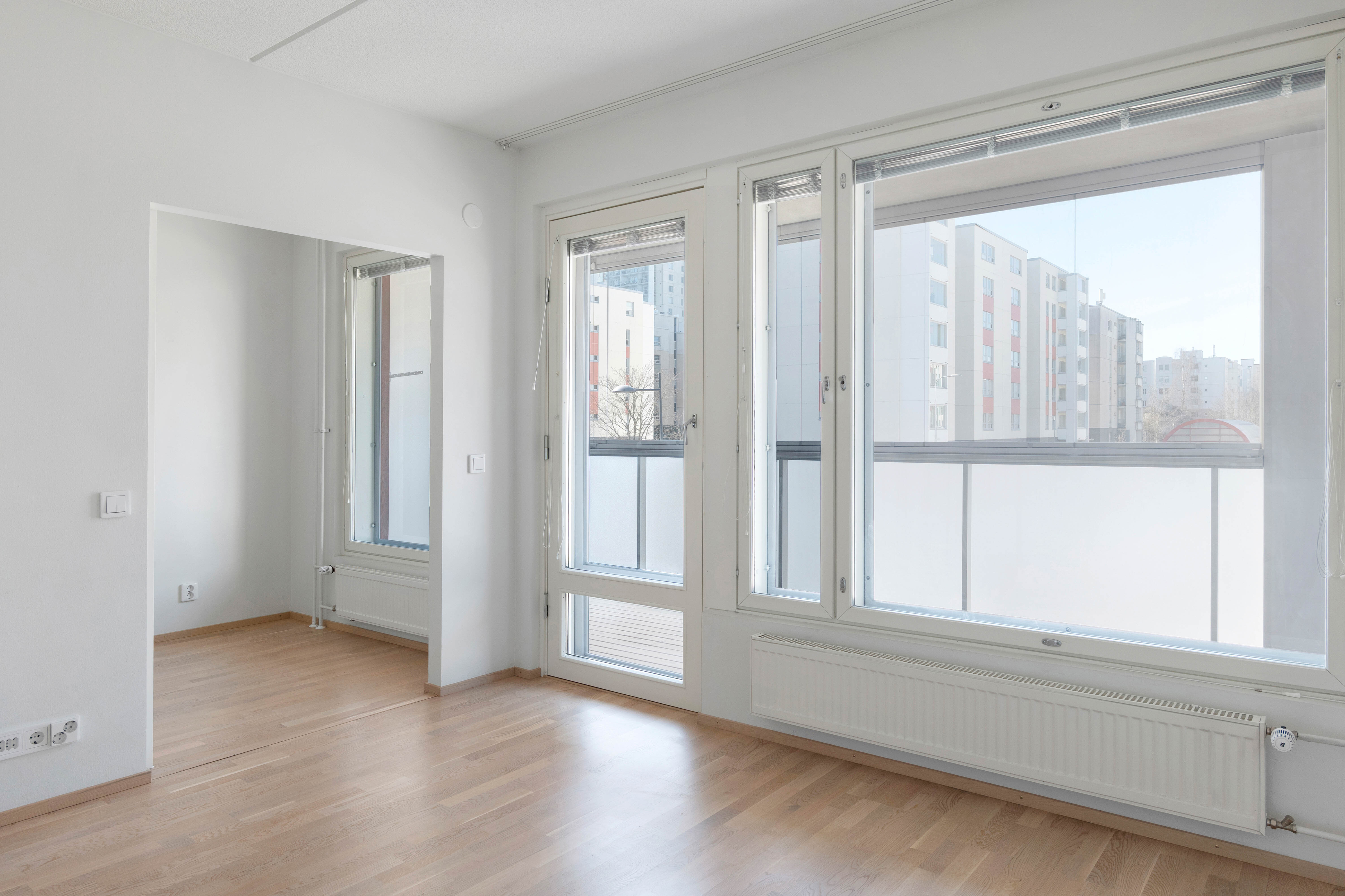 Olohuone ja makuuhuone erotetaan liukuovella.