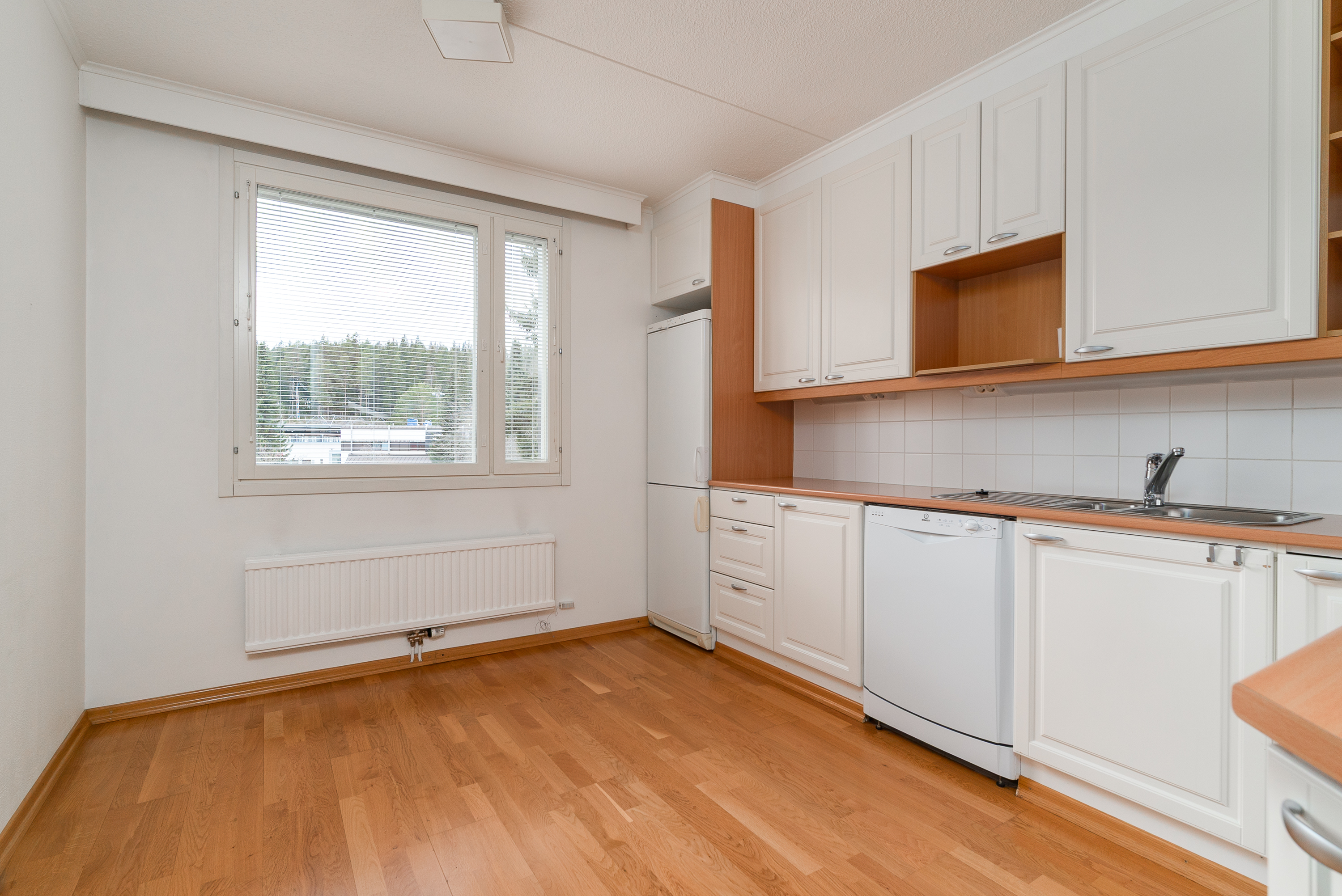 Keittiöön mahtuu ruokapöytä