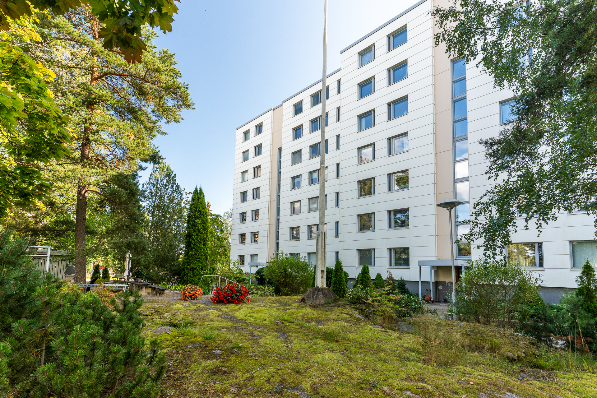 Talo ja yhtiön sisäpihaa