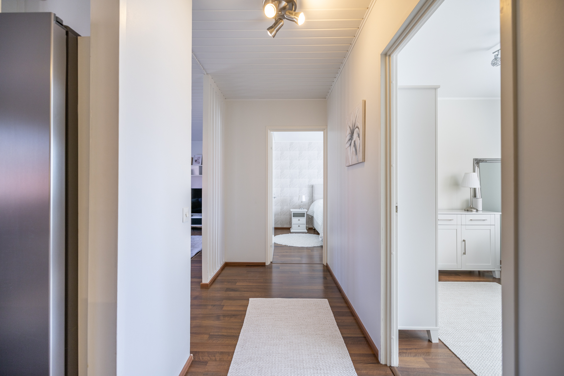 Eteisestä oikealla makuuhuone ja vasemmalla keittiö