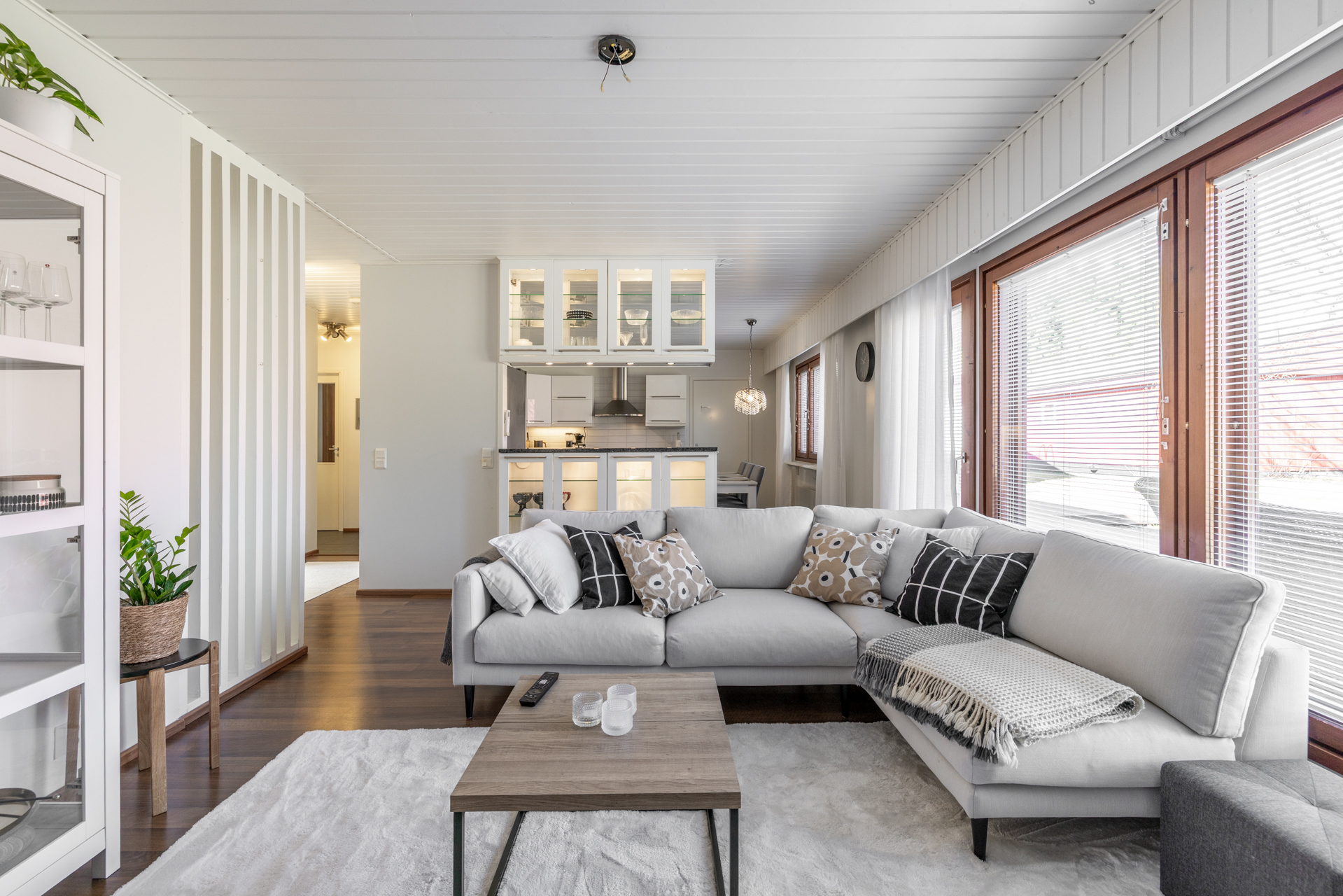 Valoisasta olohuoneesta näkymä keittiöön