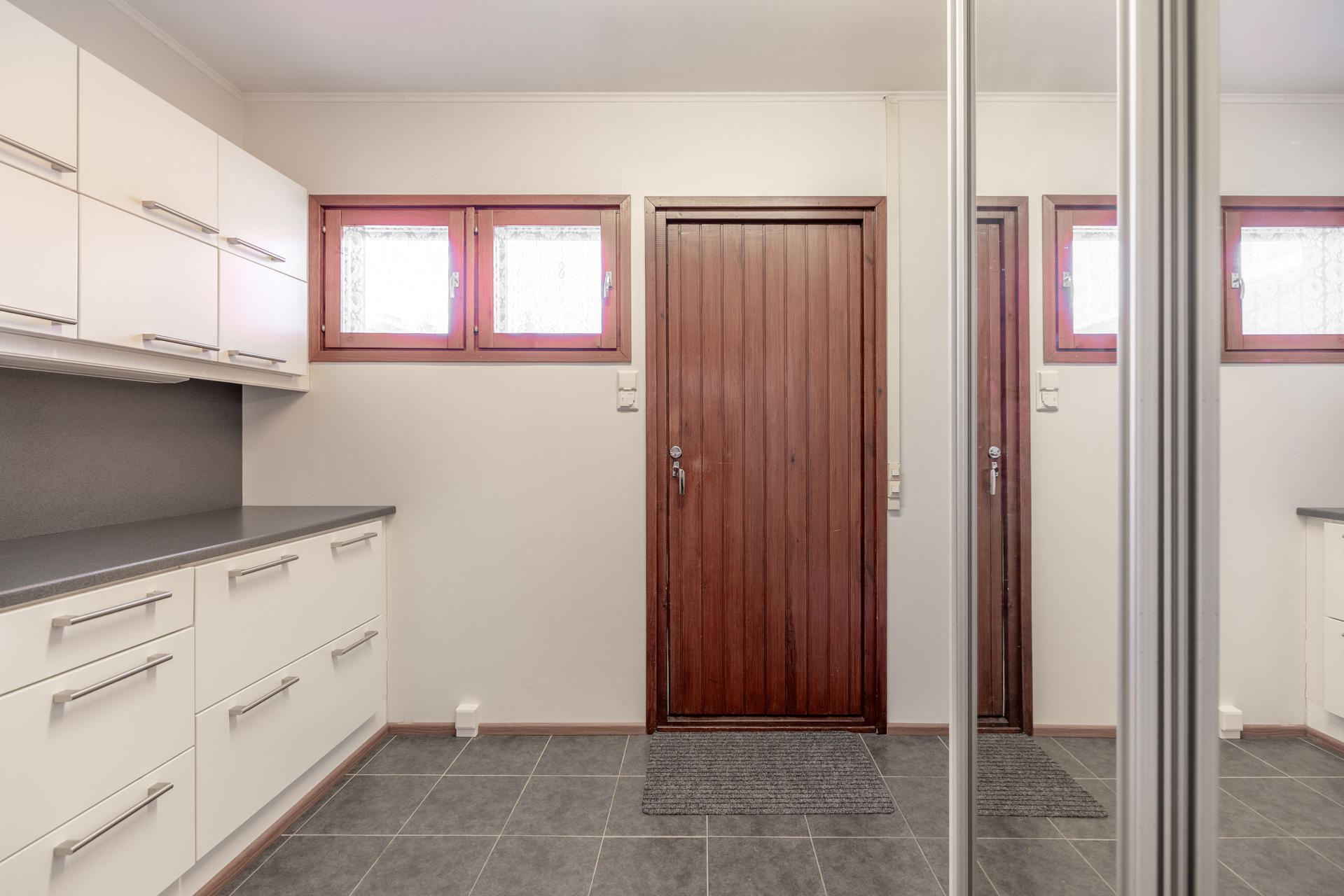 Kodinhoitohuoneesta käynti ulos terassille