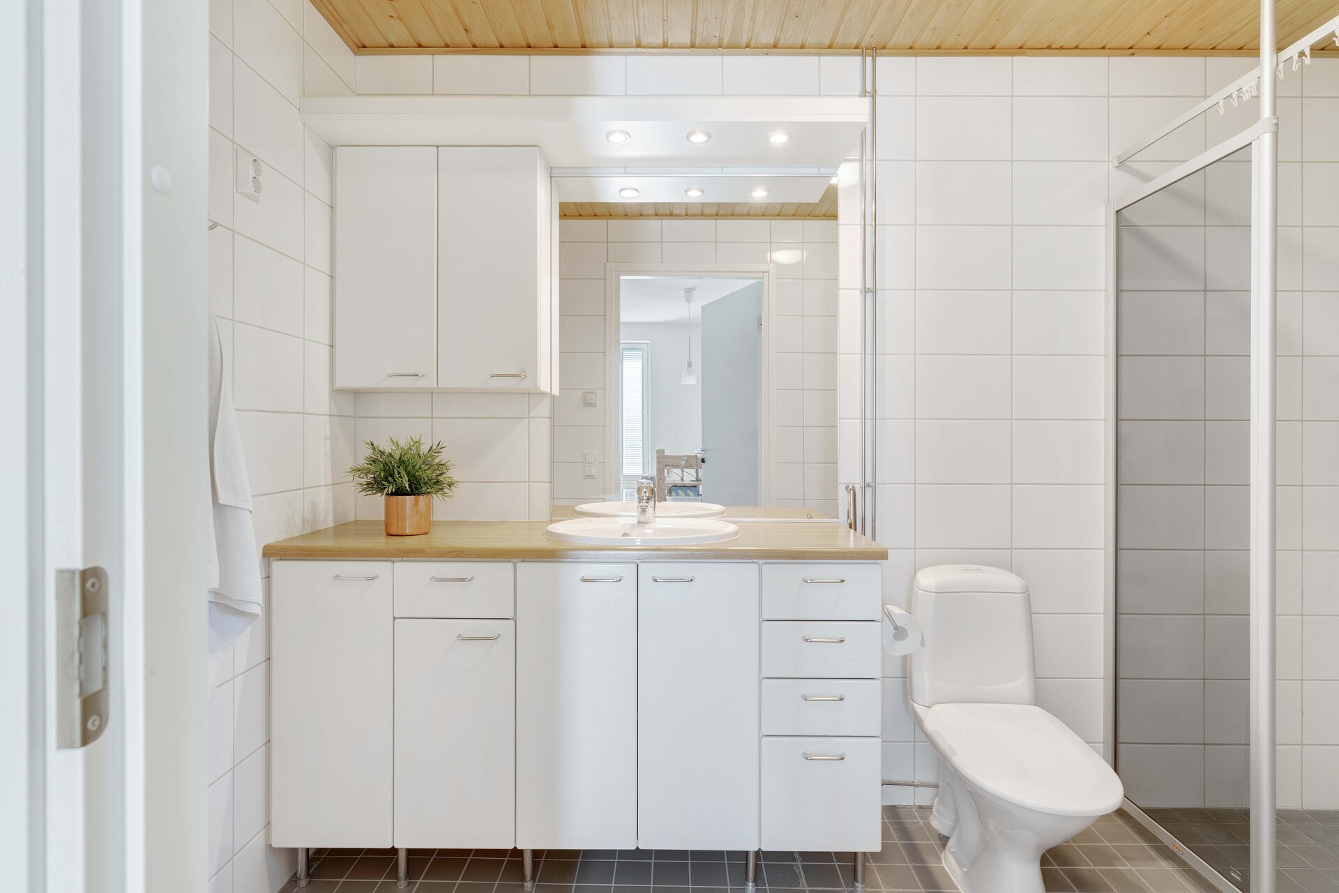 Yläkerran kylpyhuone/saunaosasto.