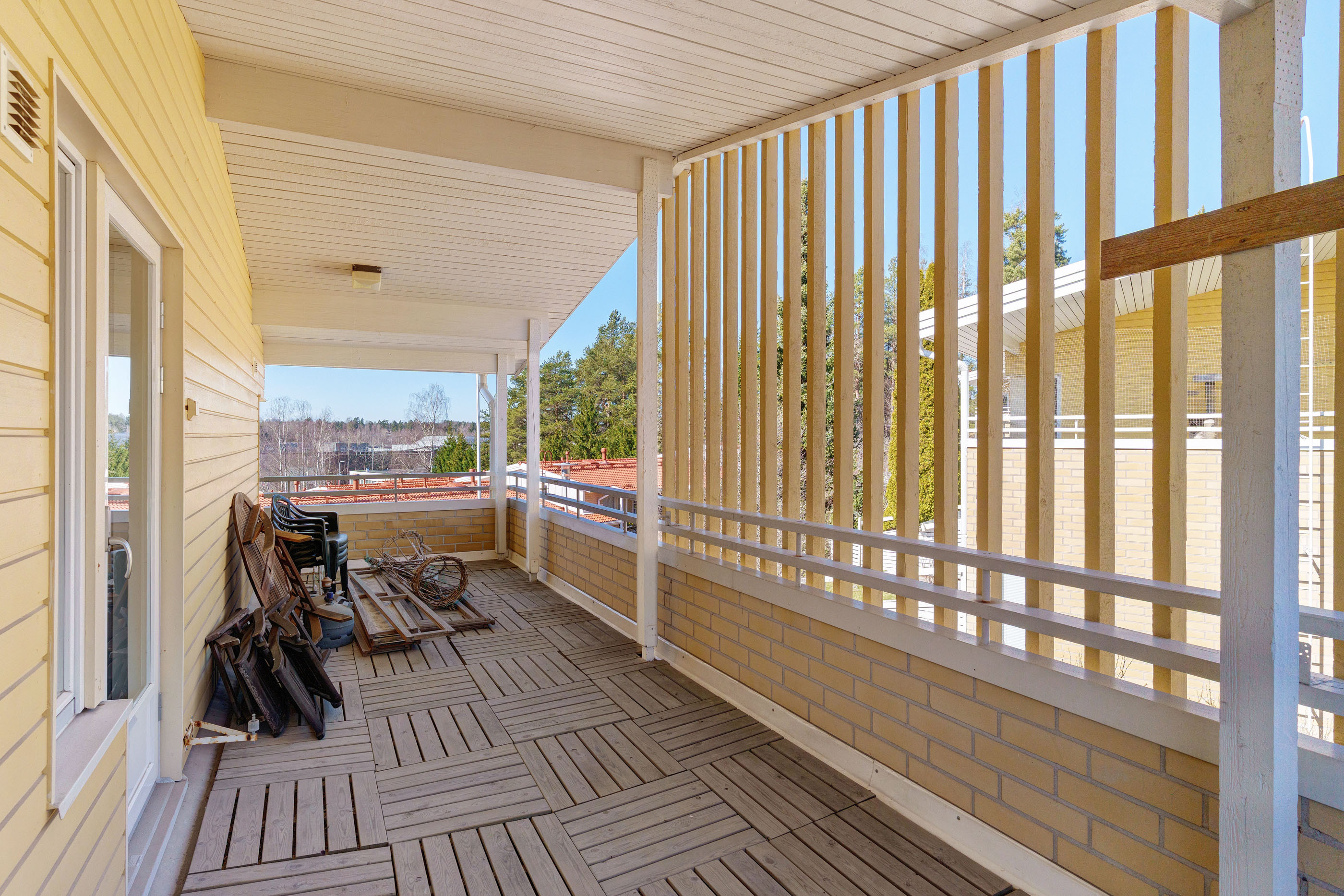 Yläkerran katettu parveke on mielettömän tilava!