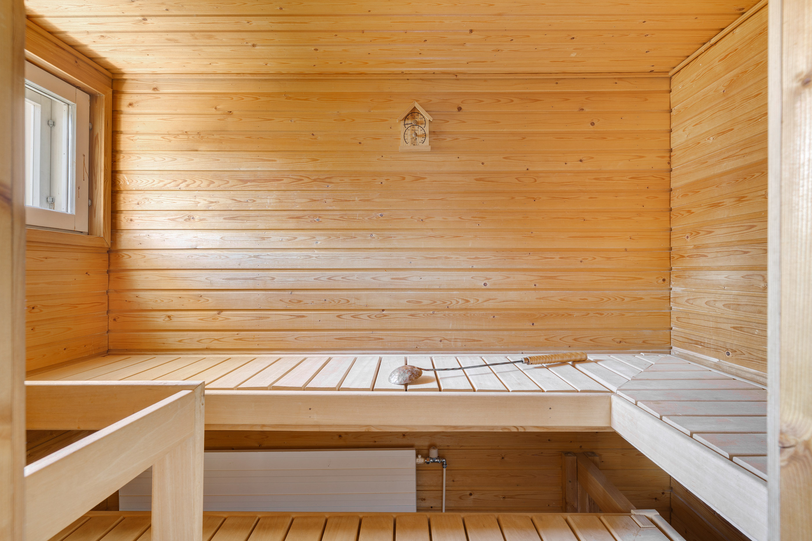 Tilava, ikkunallinen sauna.